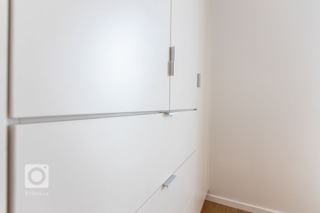 Kuchyňa a nábytok na mieru do celého interiéru - vstavané skrine do izieb, predsieňová skrinka aj&nbsp;skrinka pod TV.&nbsp; Ako býva zvykom, zachovali sme…