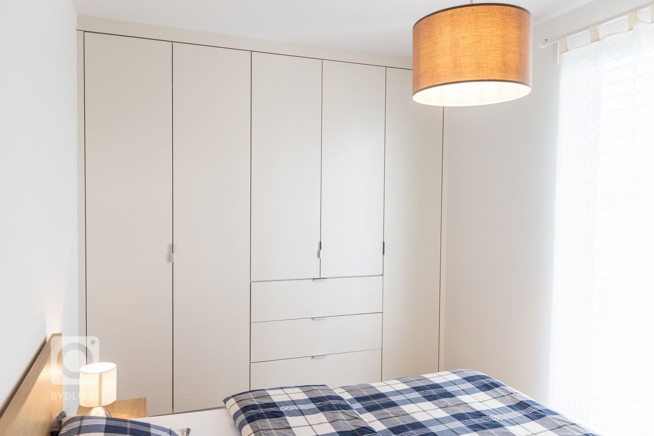 Kuchyňa a nábytok na mieru do celého interiéru - vstavané skrine do izieb, predsieňová skrinka aj&nbsp;skrinka pod TV.&nbsp; Ako býva zvykom, zachovali sme…