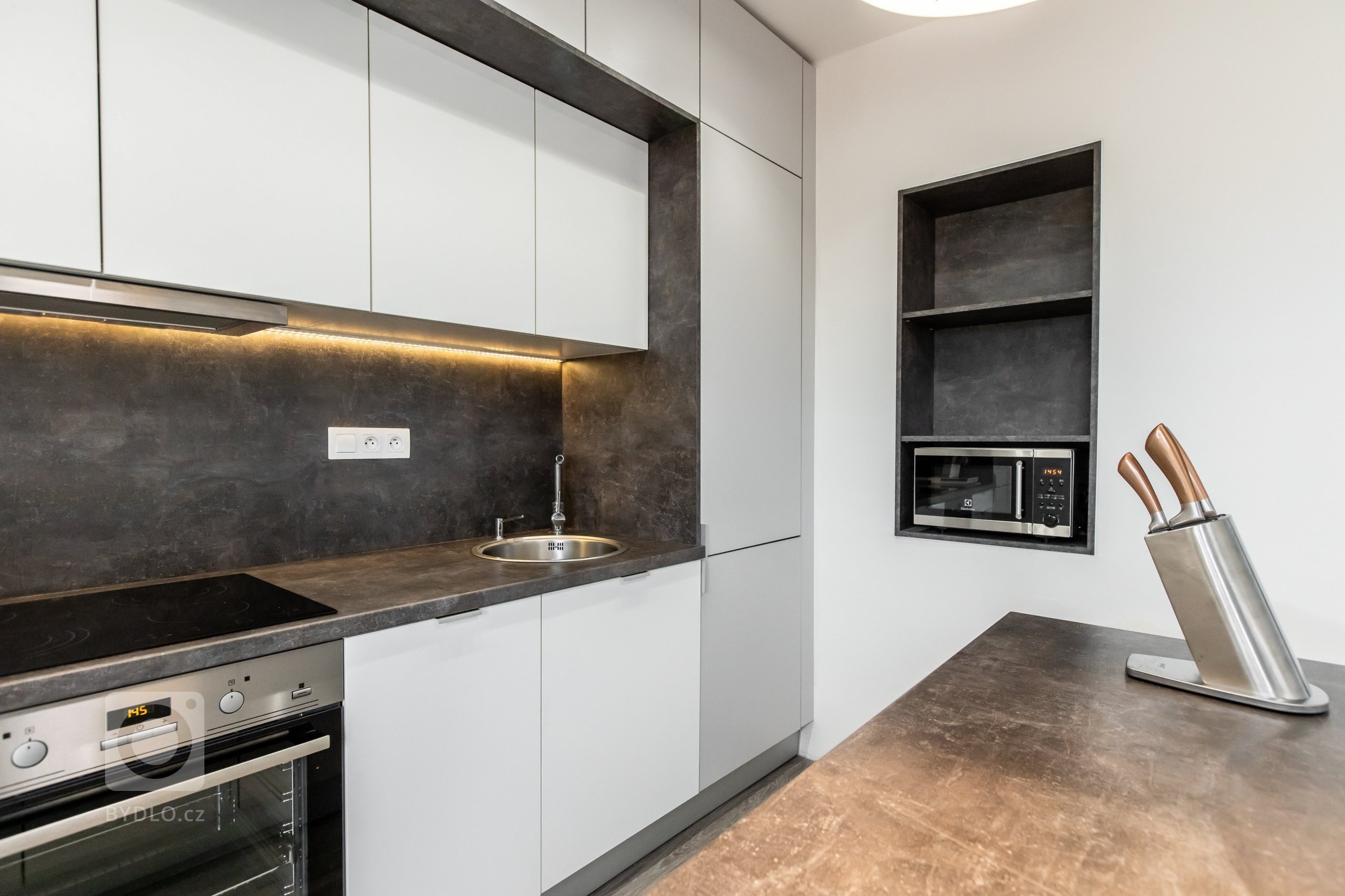 Použité materiály

Horné skrinky: Biely perleťový mat
Dolné skrinky:&nbsp;Biely perleťový mat
Vysoké skrinky: Biely perleťový mat
Pracovná doska: Ateliér…