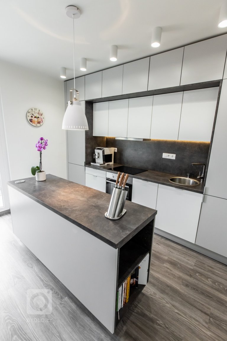 add picture to album