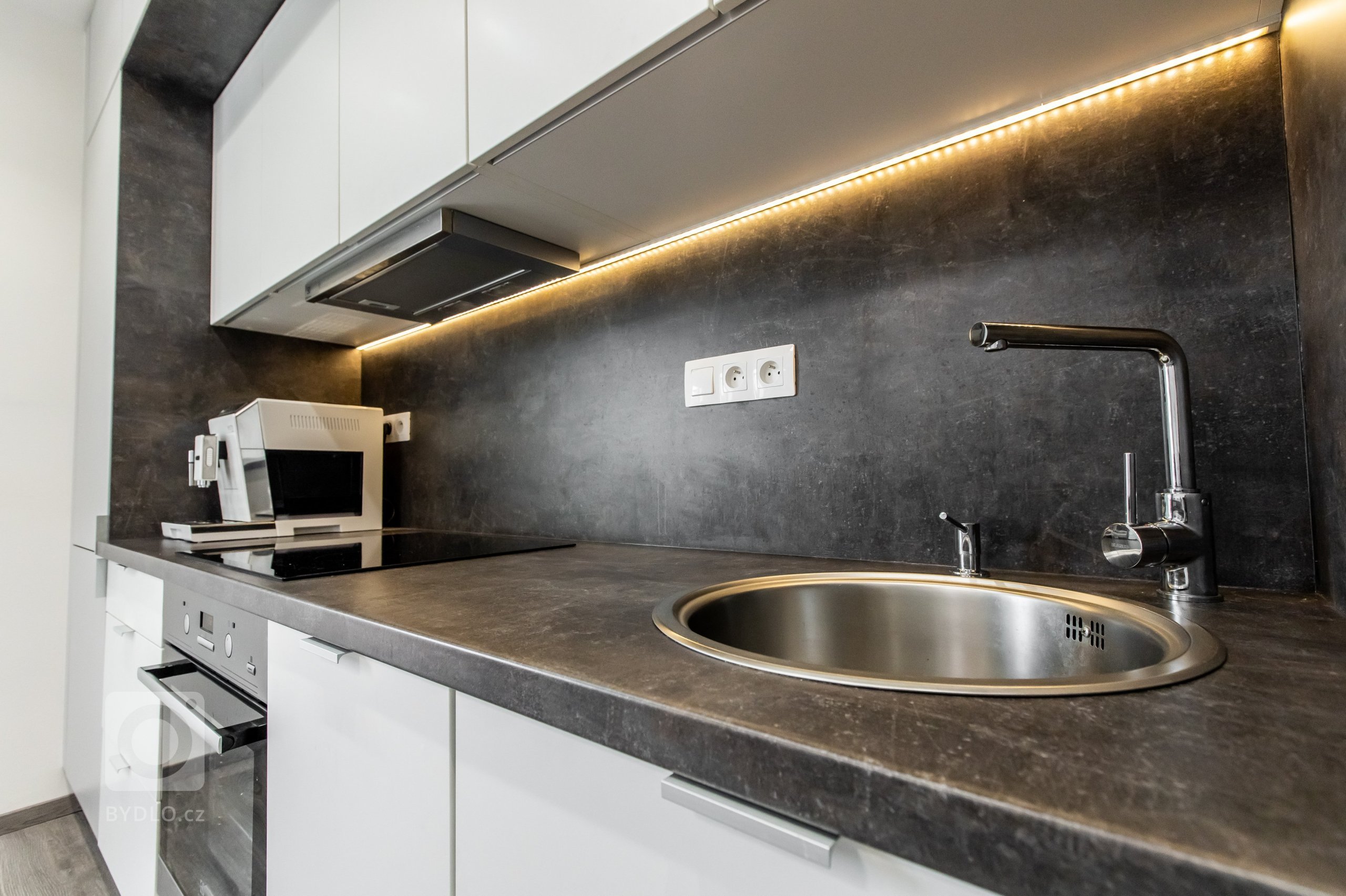 Použité materiály

Horné skrinky: Biely perleťový mat
Dolné skrinky:&nbsp;Biely perleťový mat
Vysoké skrinky: Biely perleťový mat
Pracovná doska: Ateliér…