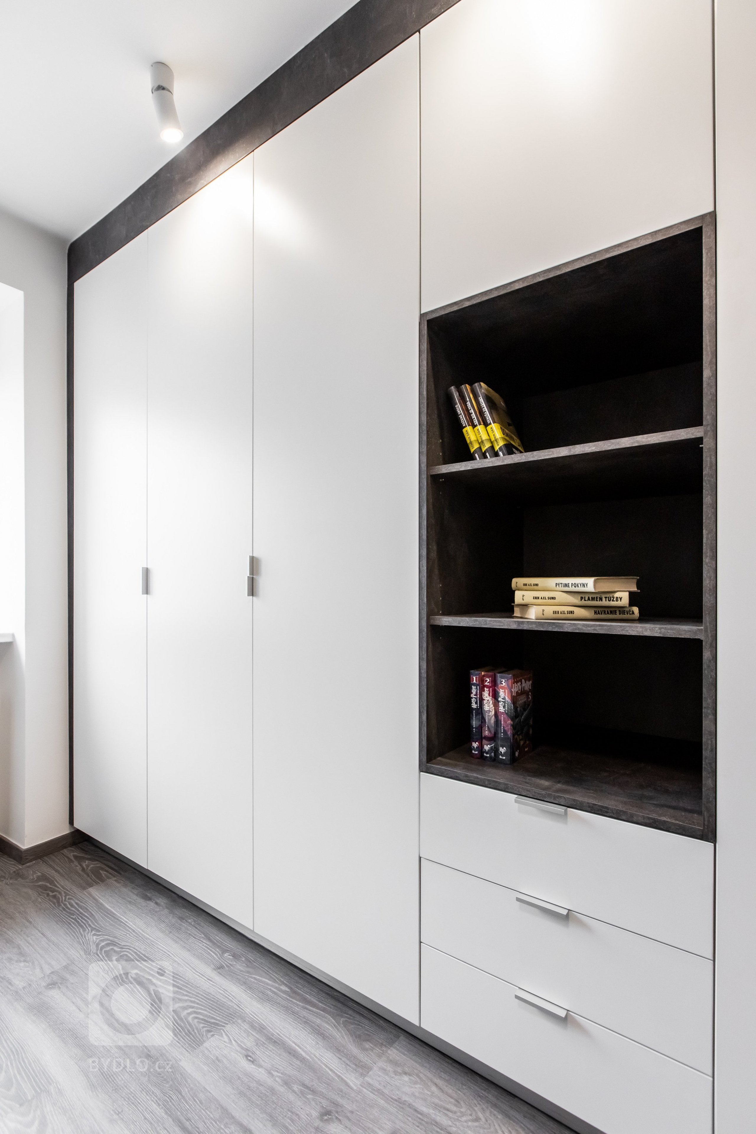 Použité materiály

Horné skrinky: Biely perleťový mat
Dolné skrinky:&nbsp;Biely perleťový mat
Vysoké skrinky: Biely perleťový mat
Pracovná doska: Ateliér…