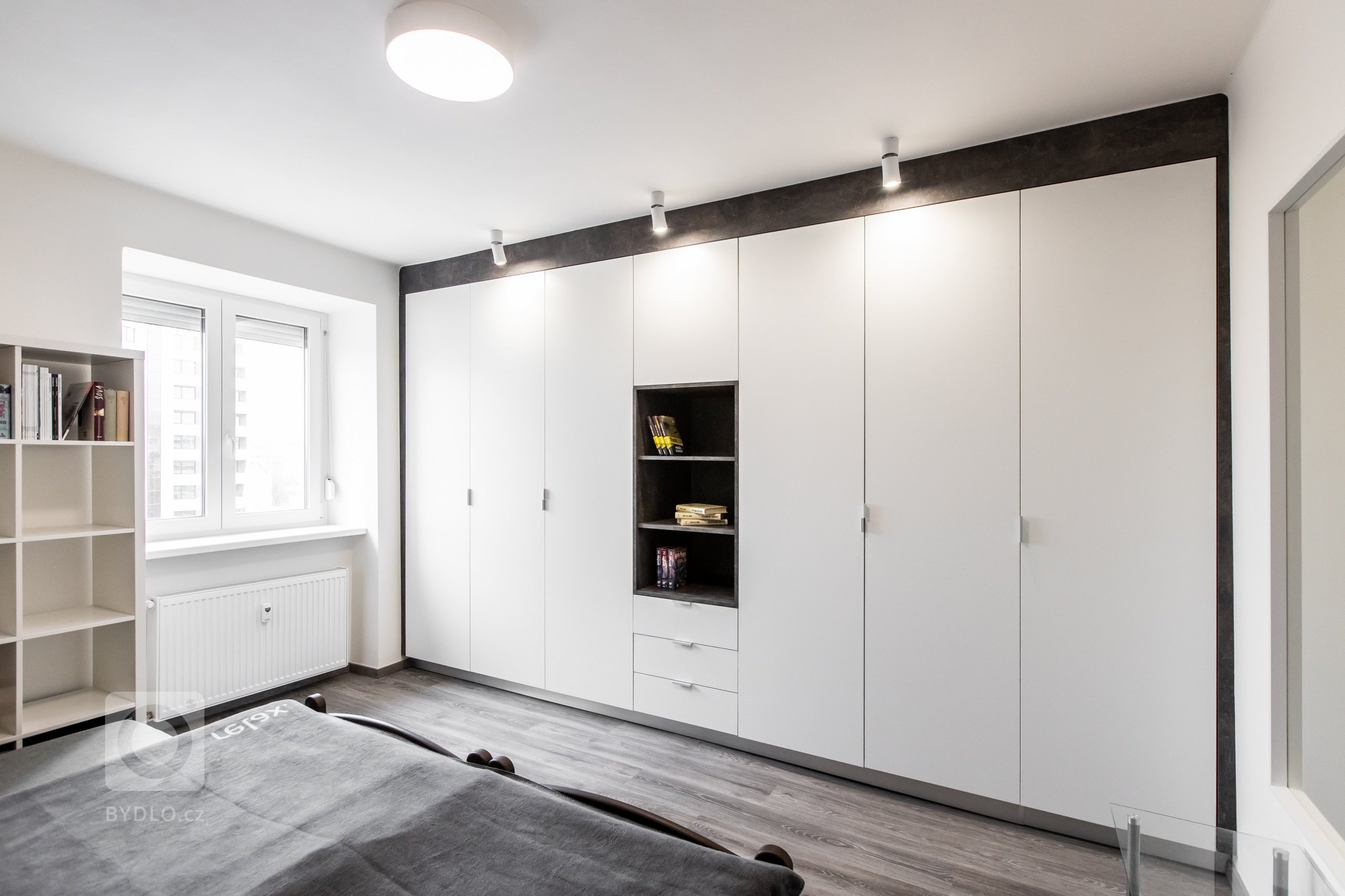 Použité materiály

Horné skrinky: Biely perleťový mat
Dolné skrinky:&nbsp;Biely perleťový mat
Vysoké skrinky: Biely perleťový mat
Pracovná doska: Ateliér…