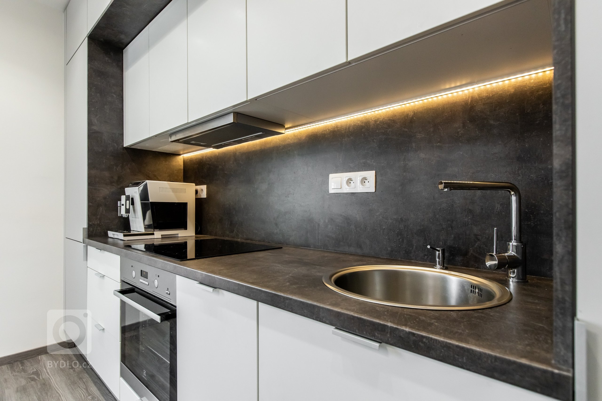 Použité materiály

Horné skrinky: Biely perleťový mat
Dolné skrinky:&nbsp;Biely perleťový mat
Vysoké skrinky: Biely perleťový mat
Pracovná doska: Ateliér…