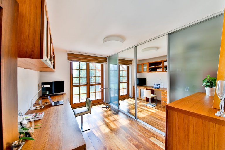 add picture to album