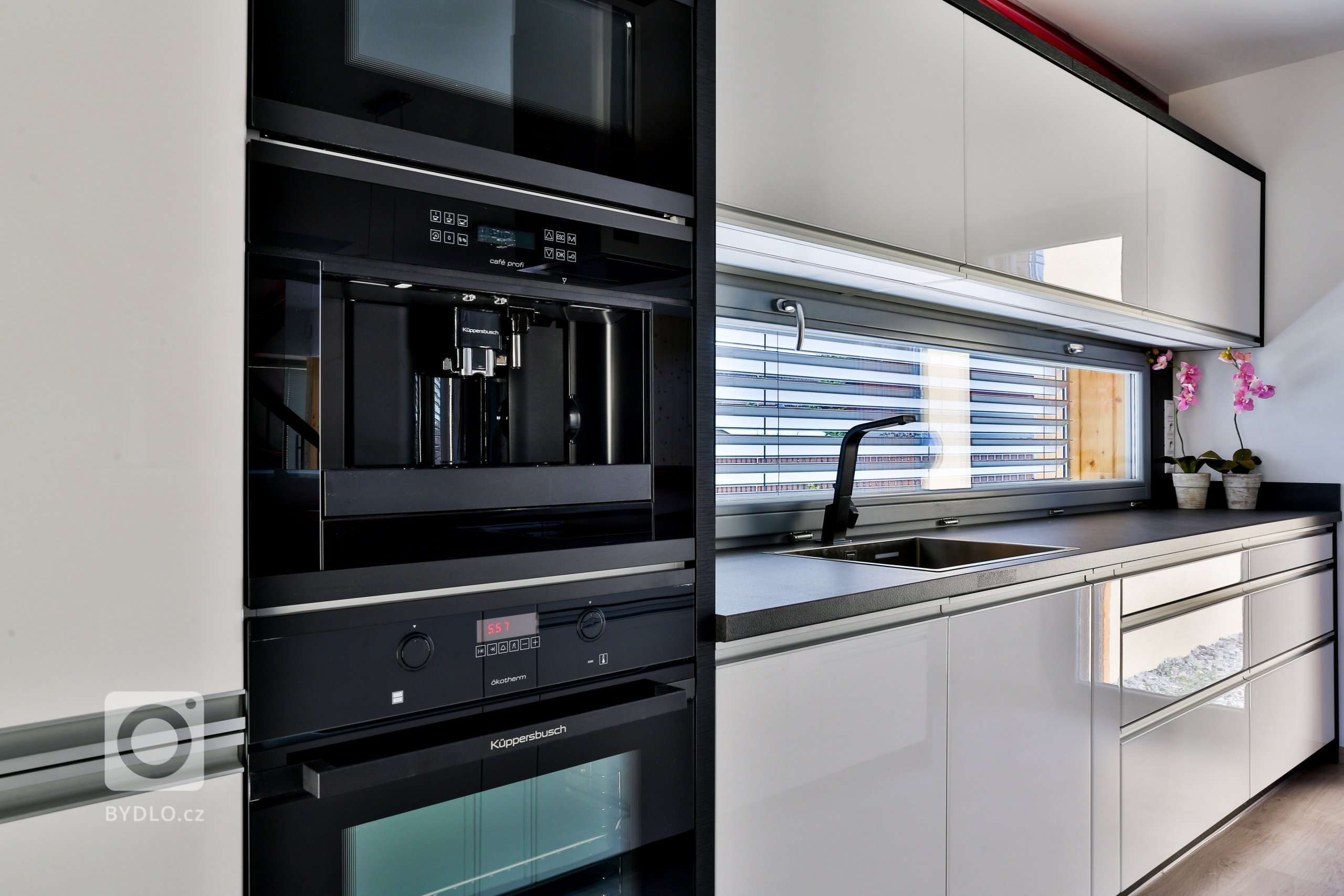 Kuchyně s barevným sklem