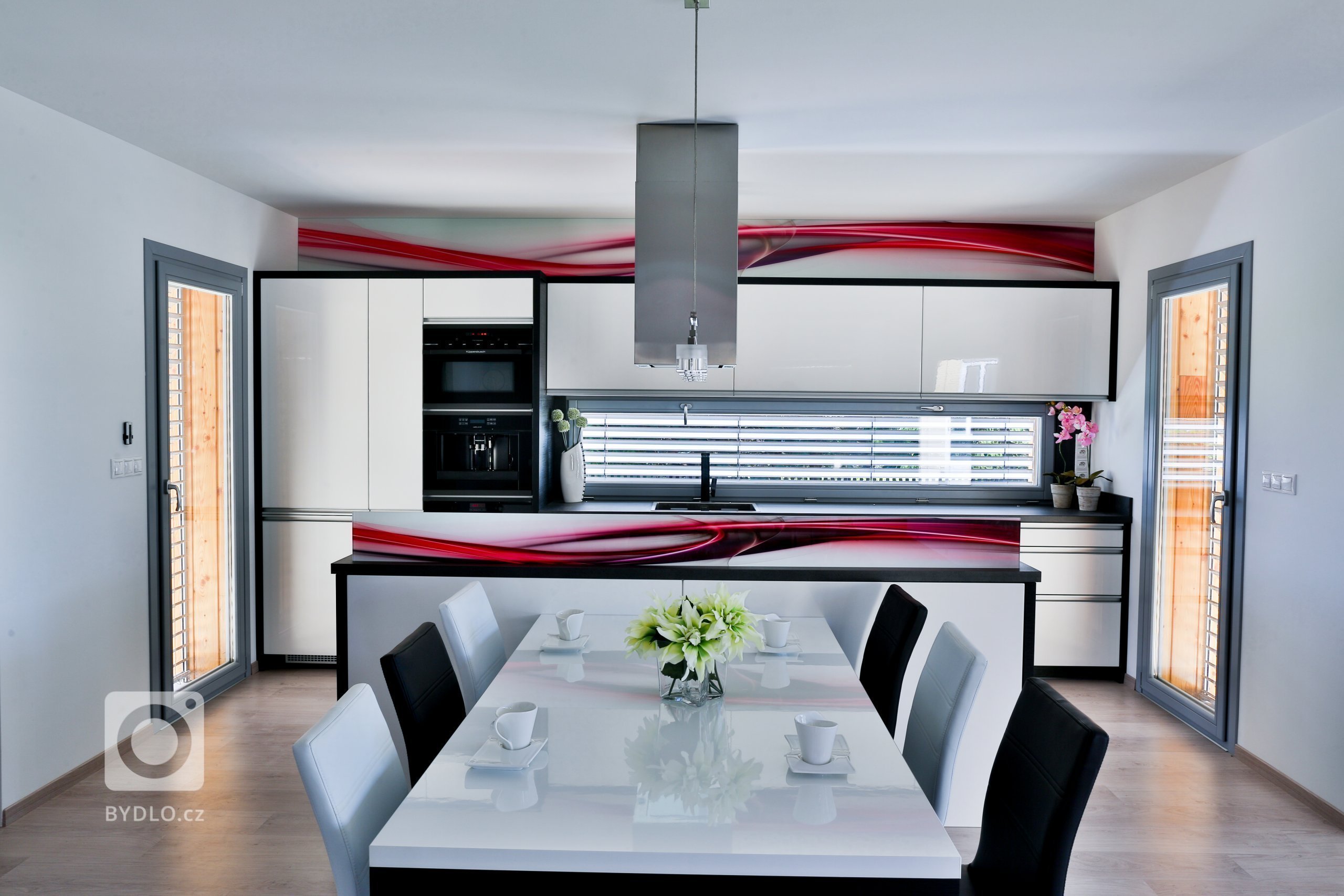 Kuchyně s barevným sklem