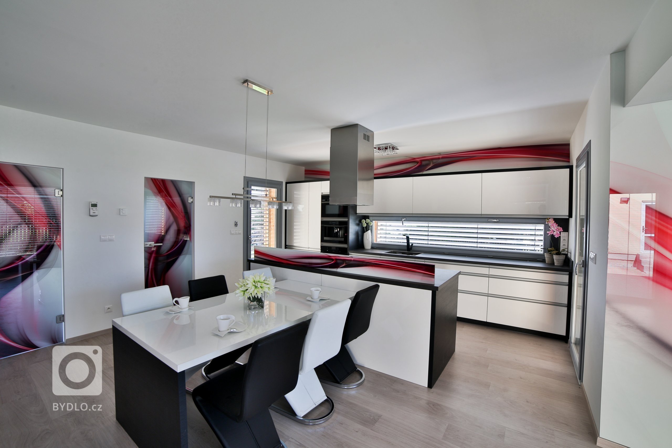 Kuchyně s barevným sklem