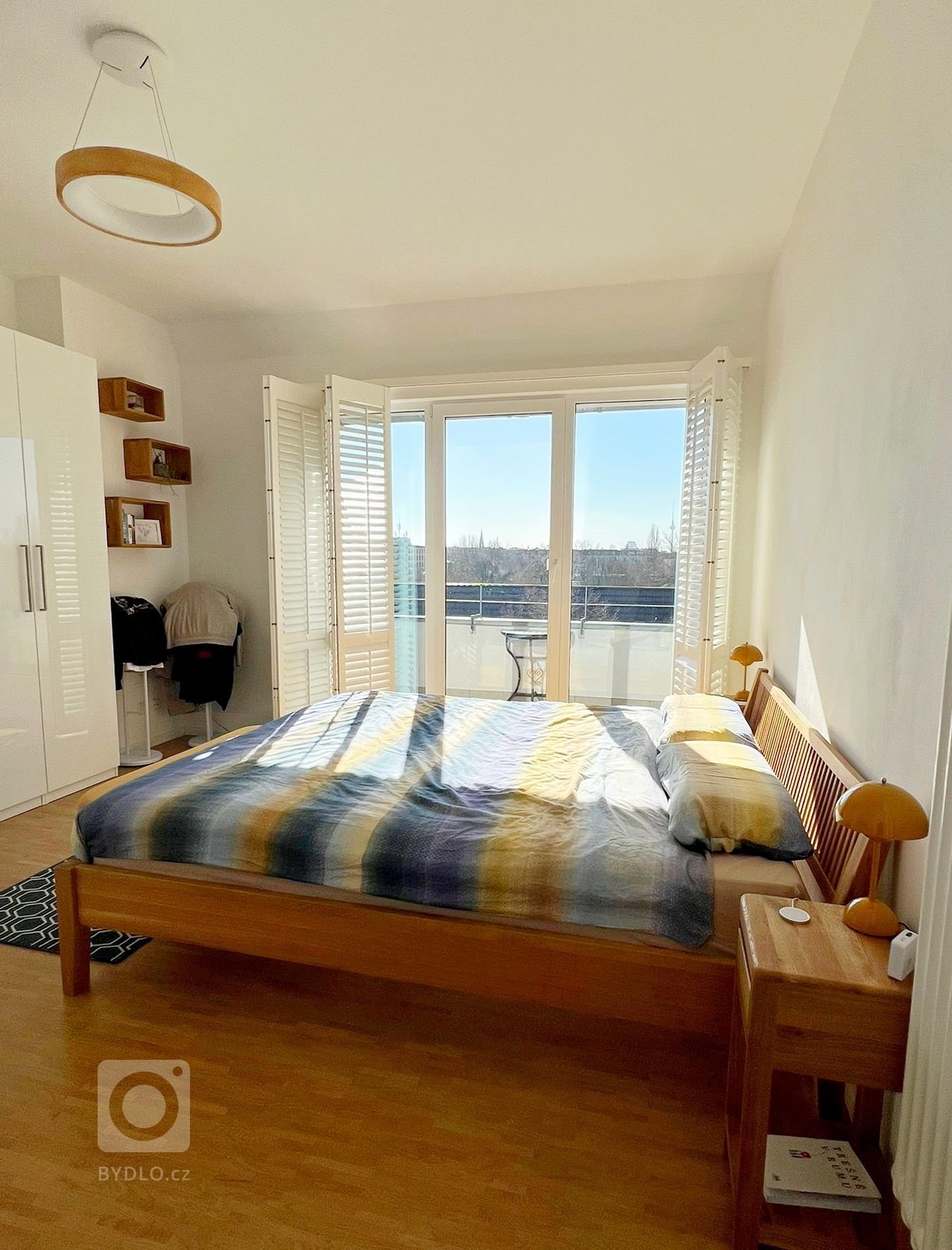 BYT V CIHLOVÉM DOMĚ 100M2 - PROJEKT NA DÁLKU ONLINE
Vzhledem k lokaci místa probíhal celý návrh interiéru na dálku. V době návrhu byly v bytě klientů nájemníci…