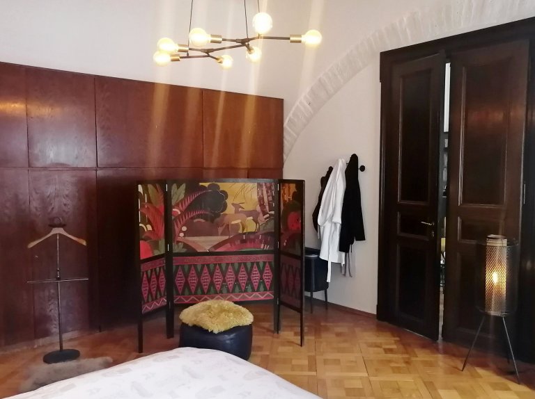 PROSTORNÝ NÁJEMNÍ BYT V CENTRU PRAHY U ul.NÁRODNÍ
Základní úvahou rekonstrukce tohoto bytu bylo dostat byt do původního dispozičního stavu - vrátit zpět…