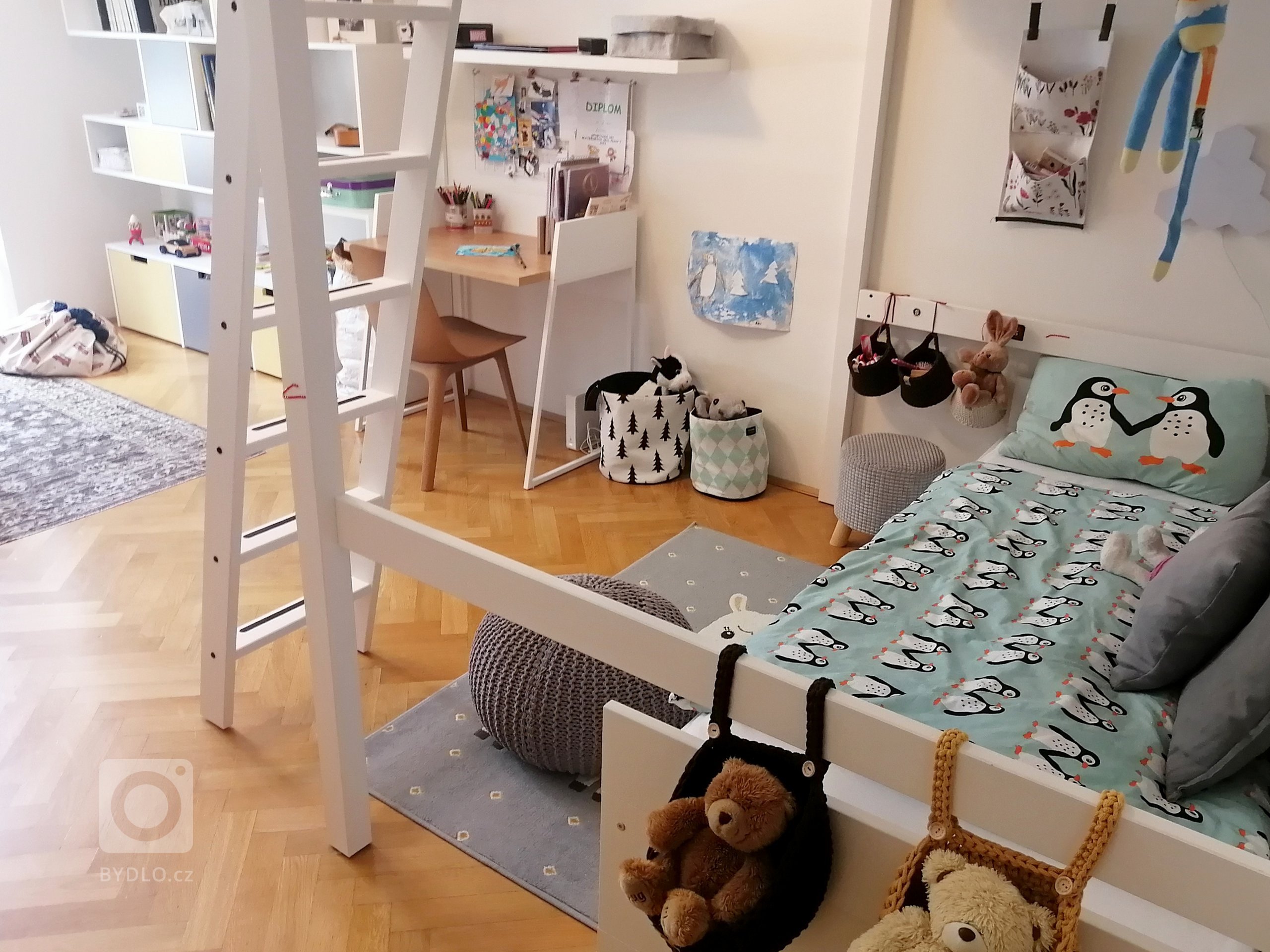 DĚTSKÝ A OBÝVACÍ POKOJ V JEDNOM
Klienti měli původně v plánu časem přenechat svoji ložnici dětem a tak vznikl projekt s návrhem budoucího umístění postele pro…