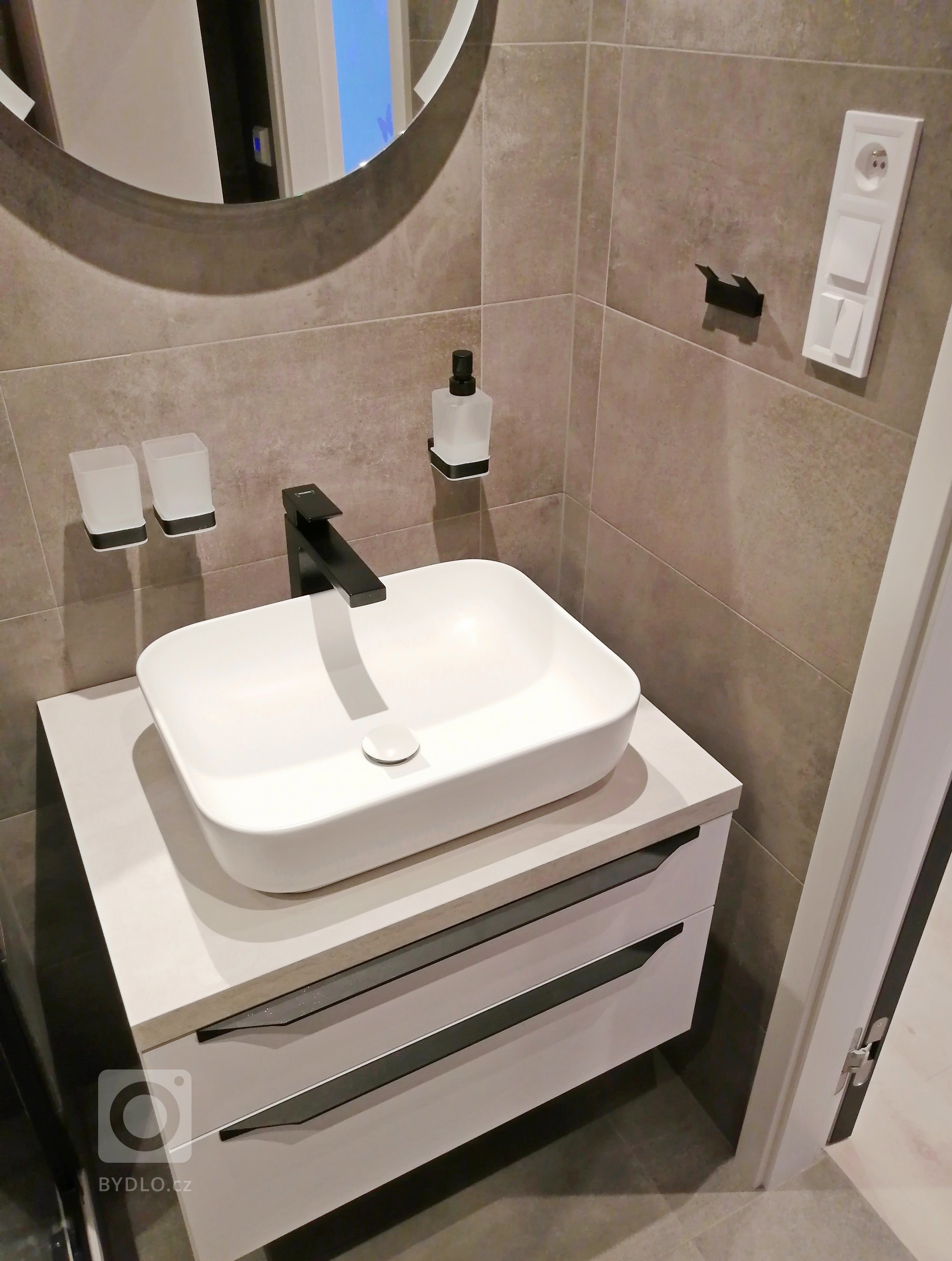 MODERNIZACE POVRCHŮ A VYBAVENÍ - KUCHYNĚ A KOUPELNA S WC
Poměrně veliký byt pro čtyřčlennou rodinu potřeboval již tzv. nový kabát. Klient požadoval bílé dveře,…