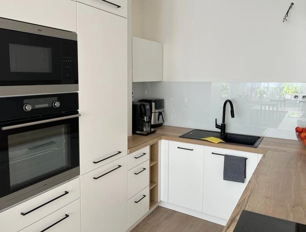 BYT V PANELOVÉM DOMĚ - ZMĚNA DISPOZICE, NÁVRH KUCHYNĚ A OBÝVÁKU
Jednalo se o kompletní rekonstrukci velkého bytu, kde jsme řešili především zásadní změnu…