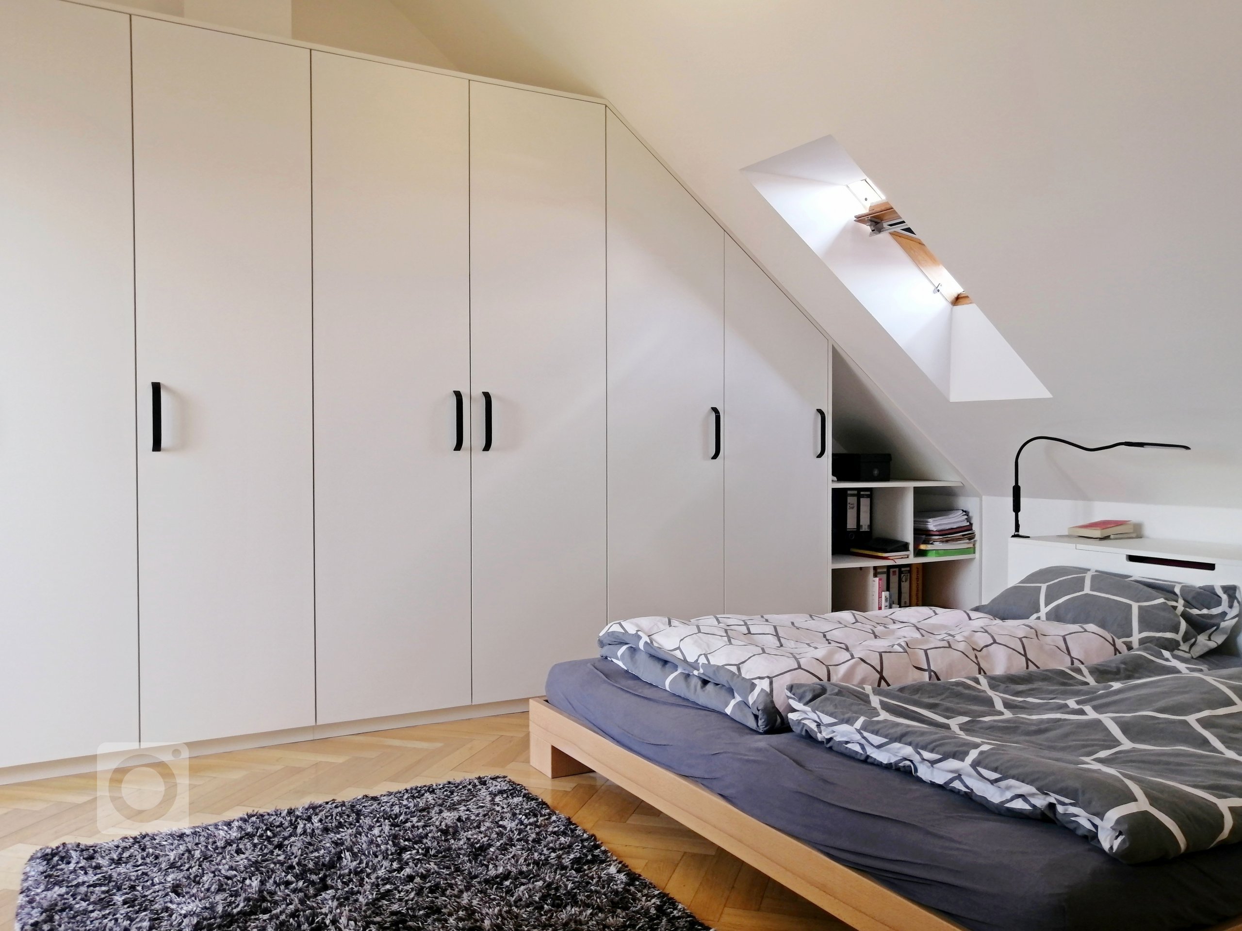 NÁVRH LOŽNICE A DĚTSKÉHO POKOJE S NÁDHERNÝM VÝHLEDEM NA PRAHU
V tomto projektu šlo především o vhodný návrh uspořádání nábytku. V horním patře mezonetového…