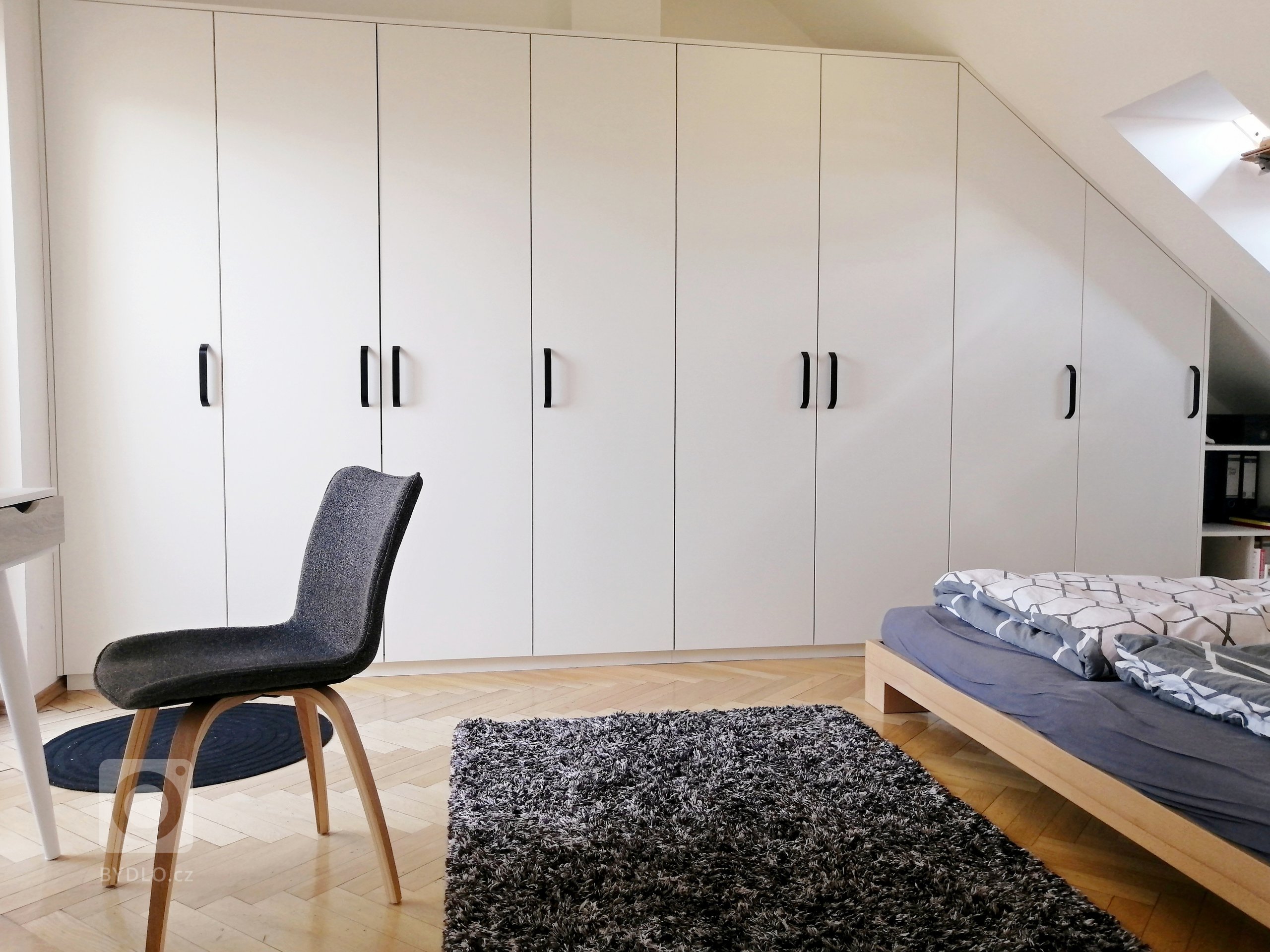 NÁVRH LOŽNICE A DĚTSKÉHO POKOJE S NÁDHERNÝM VÝHLEDEM NA PRAHU
V tomto projektu šlo především o vhodný návrh uspořádání nábytku. V horním patře mezonetového…