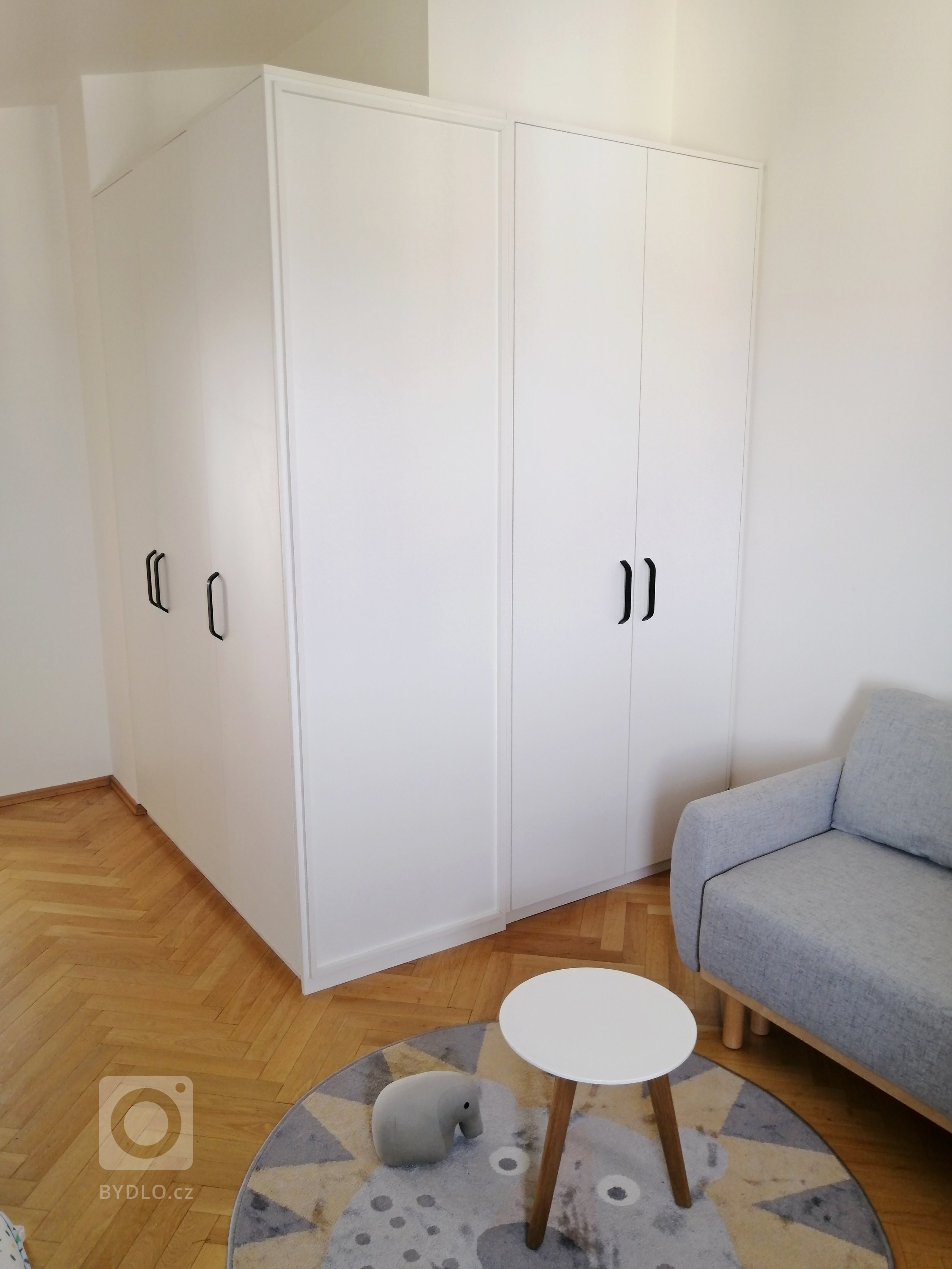 NÁVRH LOŽNICE A DĚTSKÉHO POKOJE S NÁDHERNÝM VÝHLEDEM NA PRAHU
V tomto projektu šlo především o vhodný návrh uspořádání nábytku. V horním patře mezonetového…