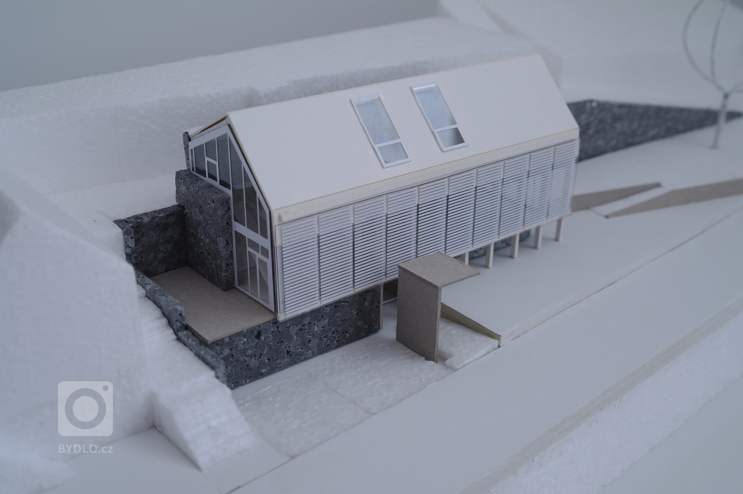 Rodinný dům je navržen do historického prostředí Mělníka, kde se stává součástí památkově chráněného panoramatu se zámkem a&nbsp;vinicemi. Parcela se nachází u…