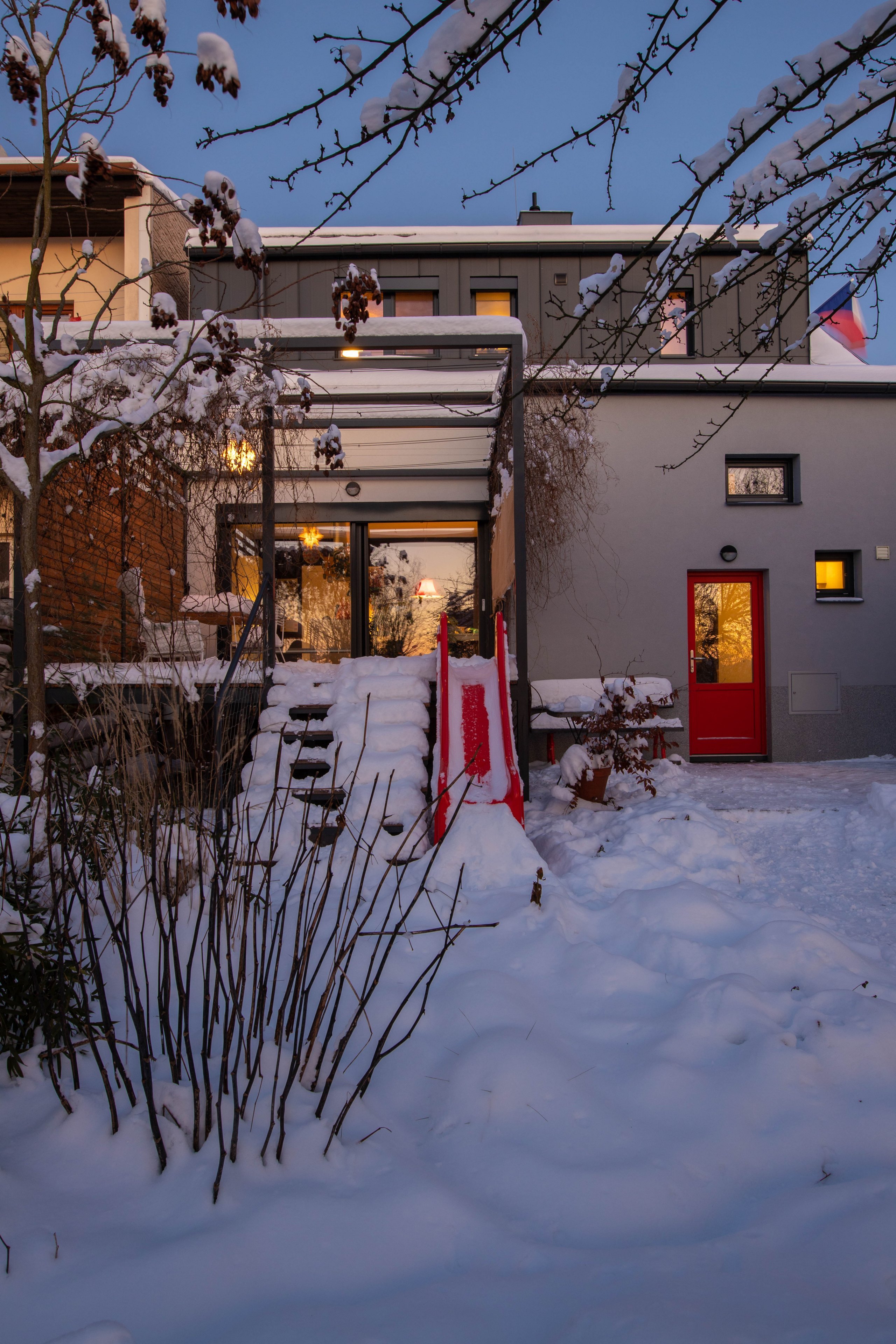 Celková rekonstrukce poloviny dvojdomu v Novém Jičíně z roku 1930. Snaha o maximální zachování genia loci ve spojení s nároky a potřebami mladé rodiny.
