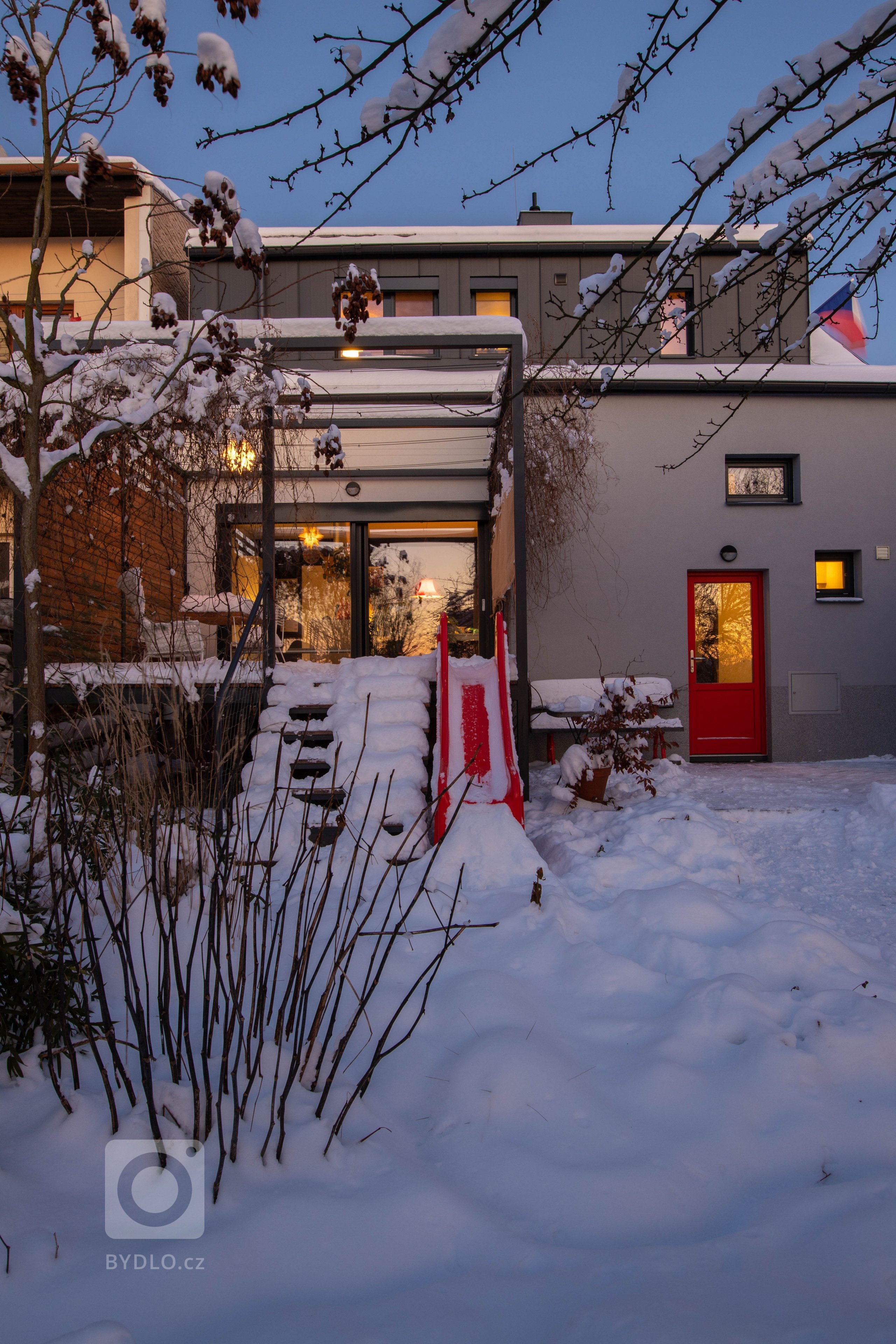 Celková rekonstrukce poloviny dvojdomu v Novém Jičíně z roku 1930. Snaha o maximální zachování genia loci ve spojení s nároky a potřebami mladé rodiny.
