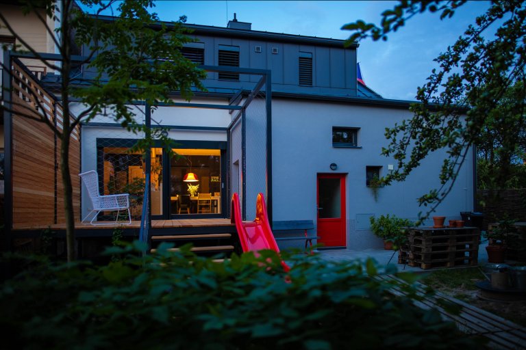 Celková rekonstrukce poloviny dvojdomu v Novém Jičíně z roku 1930. Snaha o maximální zachování genia loci ve spojení s nároky a potřebami mladé rodiny.
