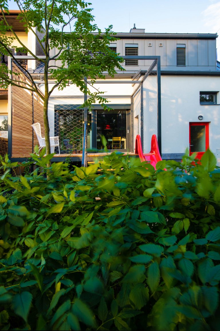 Celková rekonstrukce poloviny dvojdomu v Novém Jičíně z roku 1930. Snaha o maximální zachování genia loci ve spojení s nároky a potřebami mladé rodiny.
