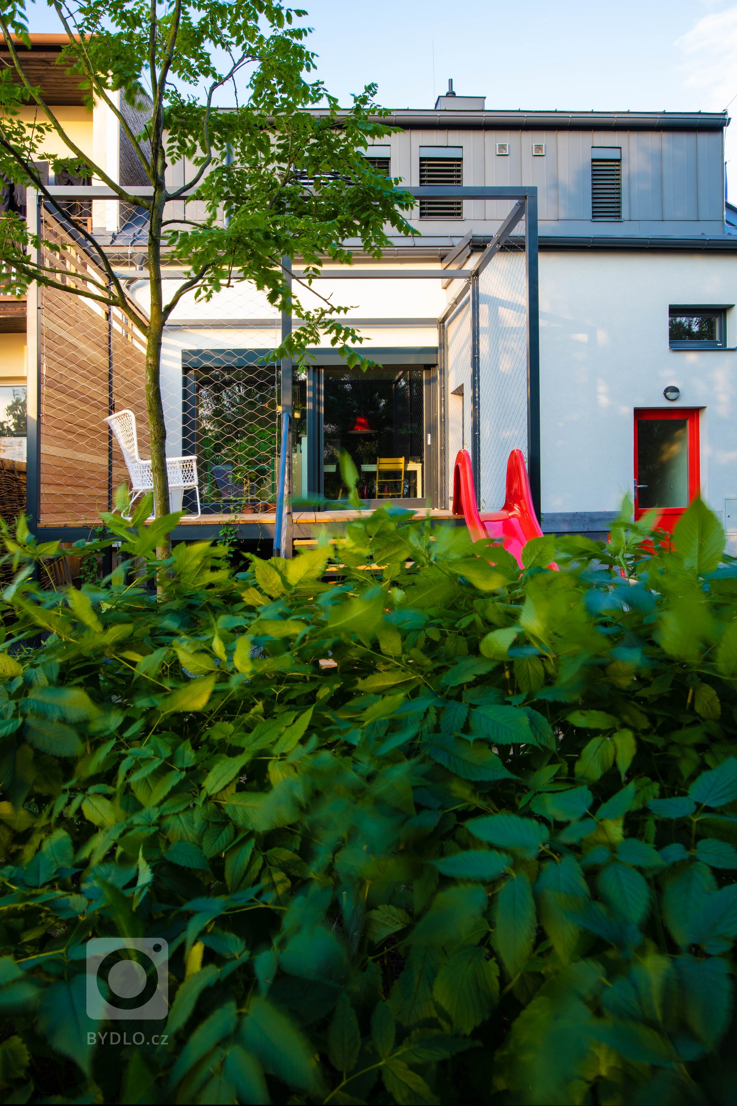 Celková rekonstrukce poloviny dvojdomu v Novém Jičíně z roku 1930. Snaha o maximální zachování genia loci ve spojení s nároky a potřebami mladé rodiny.
