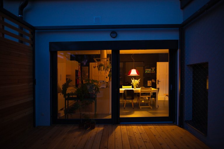 Celková rekonstrukce poloviny dvojdomu v Novém Jičíně z roku 1930. Snaha o maximální zachování genia loci ve spojení s nároky a potřebami mladé rodiny.
