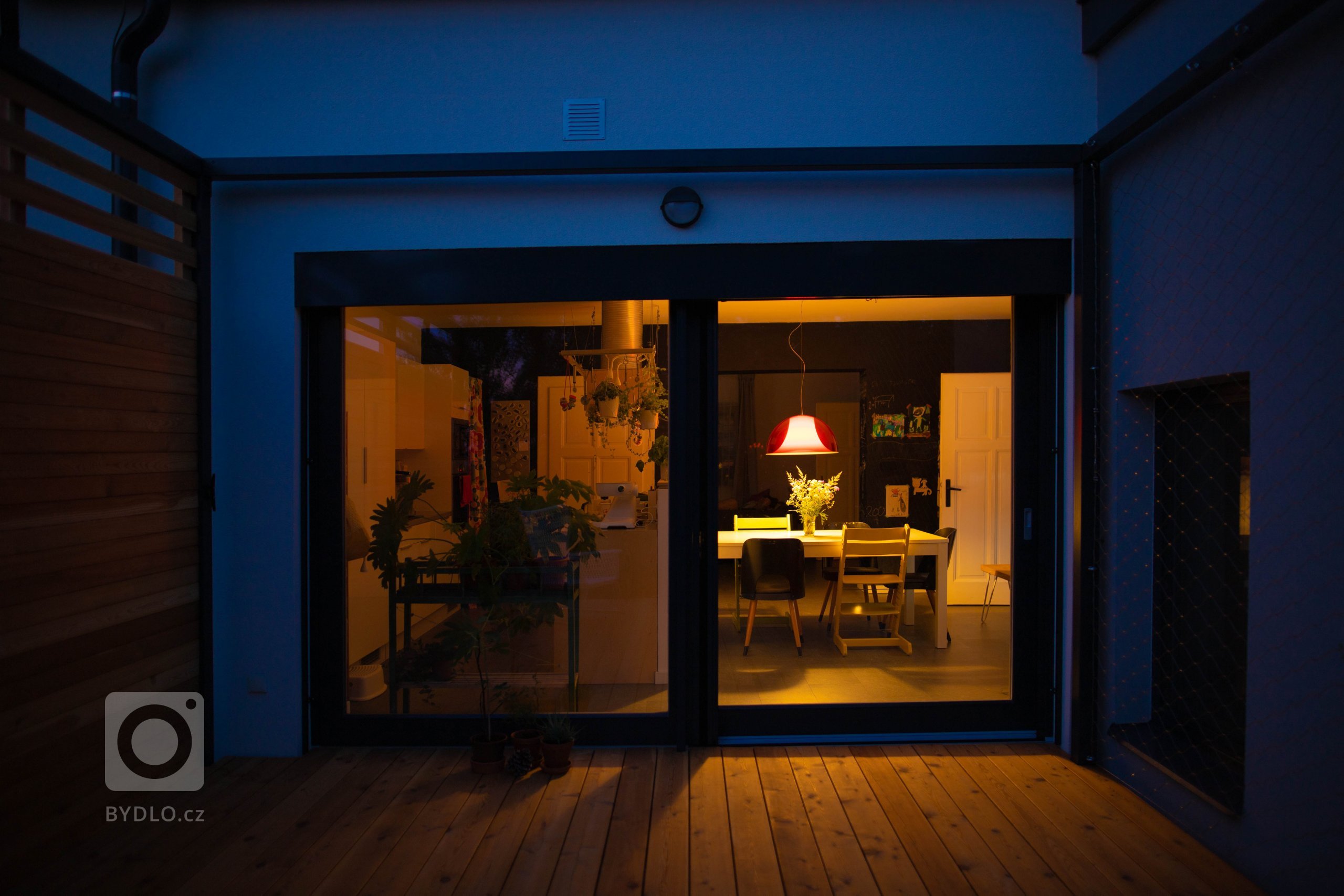 Celková rekonstrukce poloviny dvojdomu v Novém Jičíně z roku 1930. Snaha o maximální zachování genia loci ve spojení s nároky a potřebami mladé rodiny.
