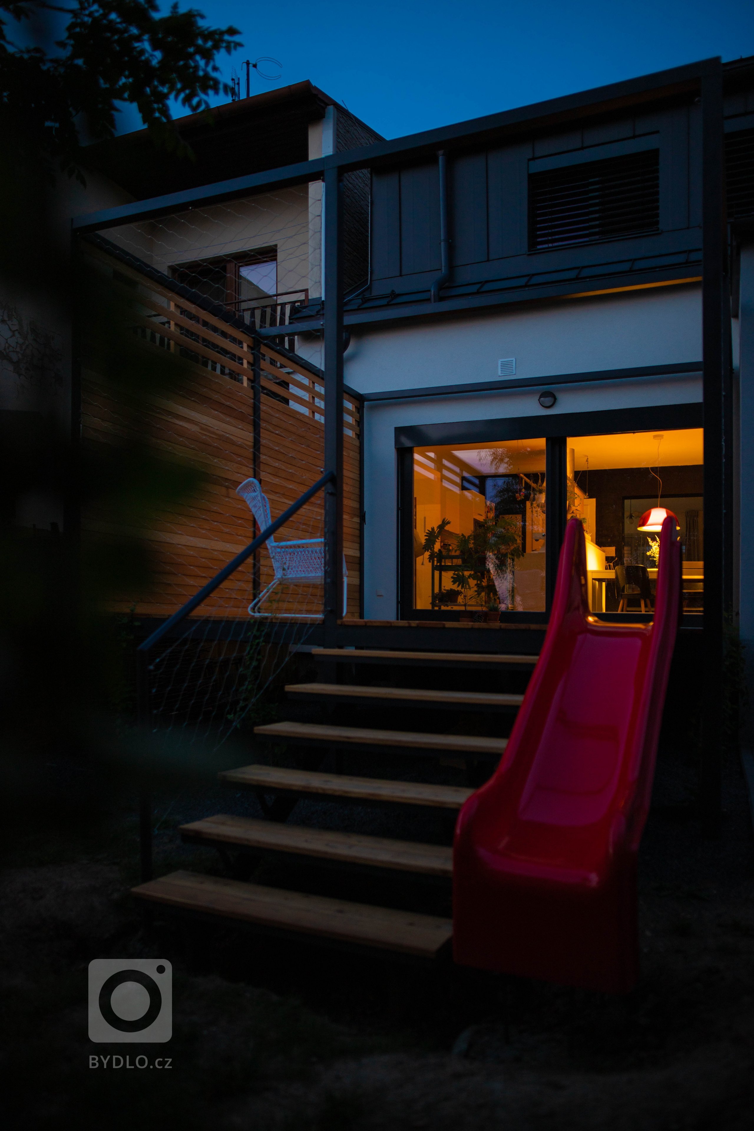 Celková rekonstrukce poloviny dvojdomu v Novém Jičíně z roku 1930. Snaha o maximální zachování genia loci ve spojení s nároky a potřebami mladé rodiny.
