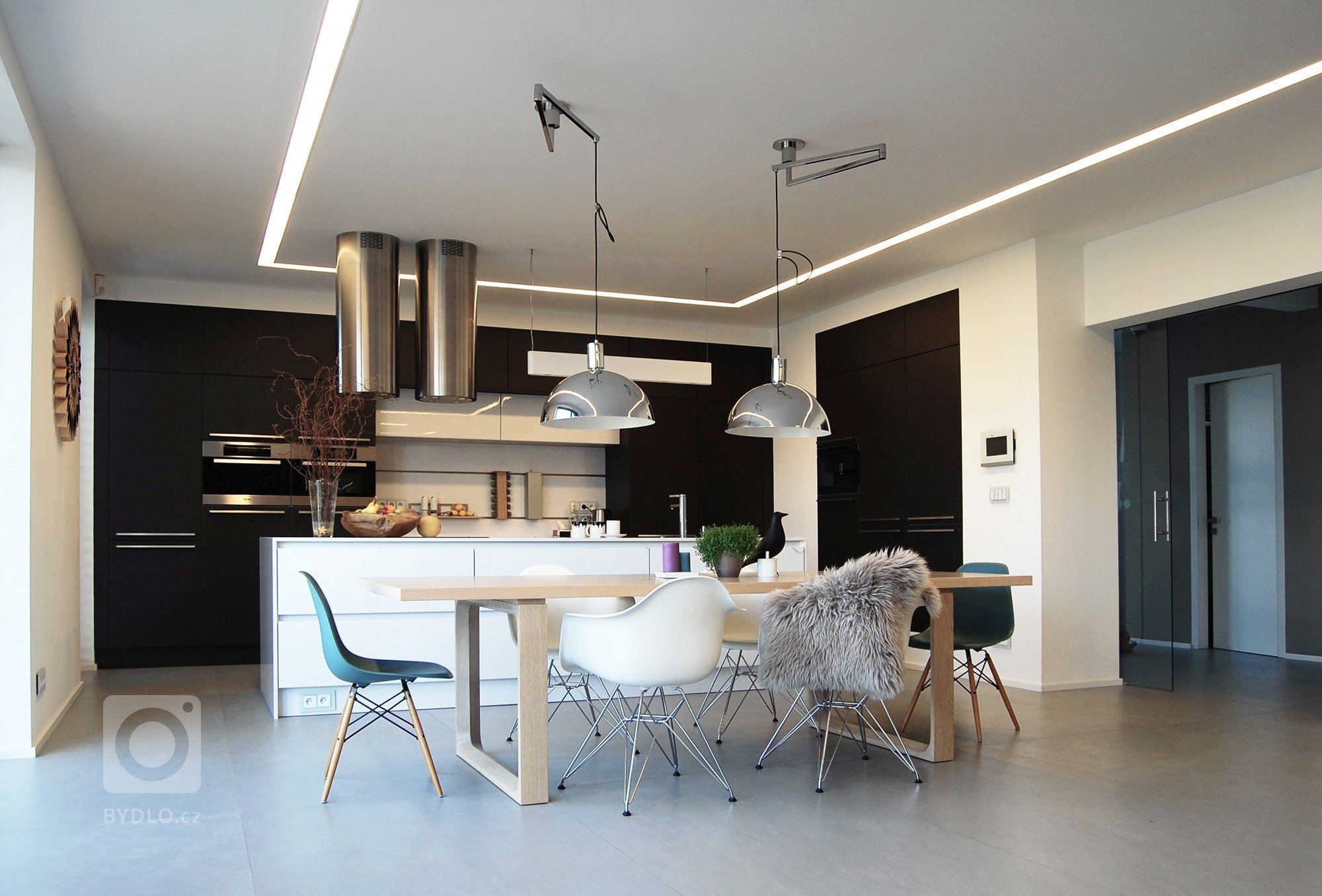 Příprava interiéru a&nbsp;jeho následné provedení bylo řešeno již v raných začátcích výstavby domu. Interiér drží jednotnou minimalistickou linii, která&nbsp…