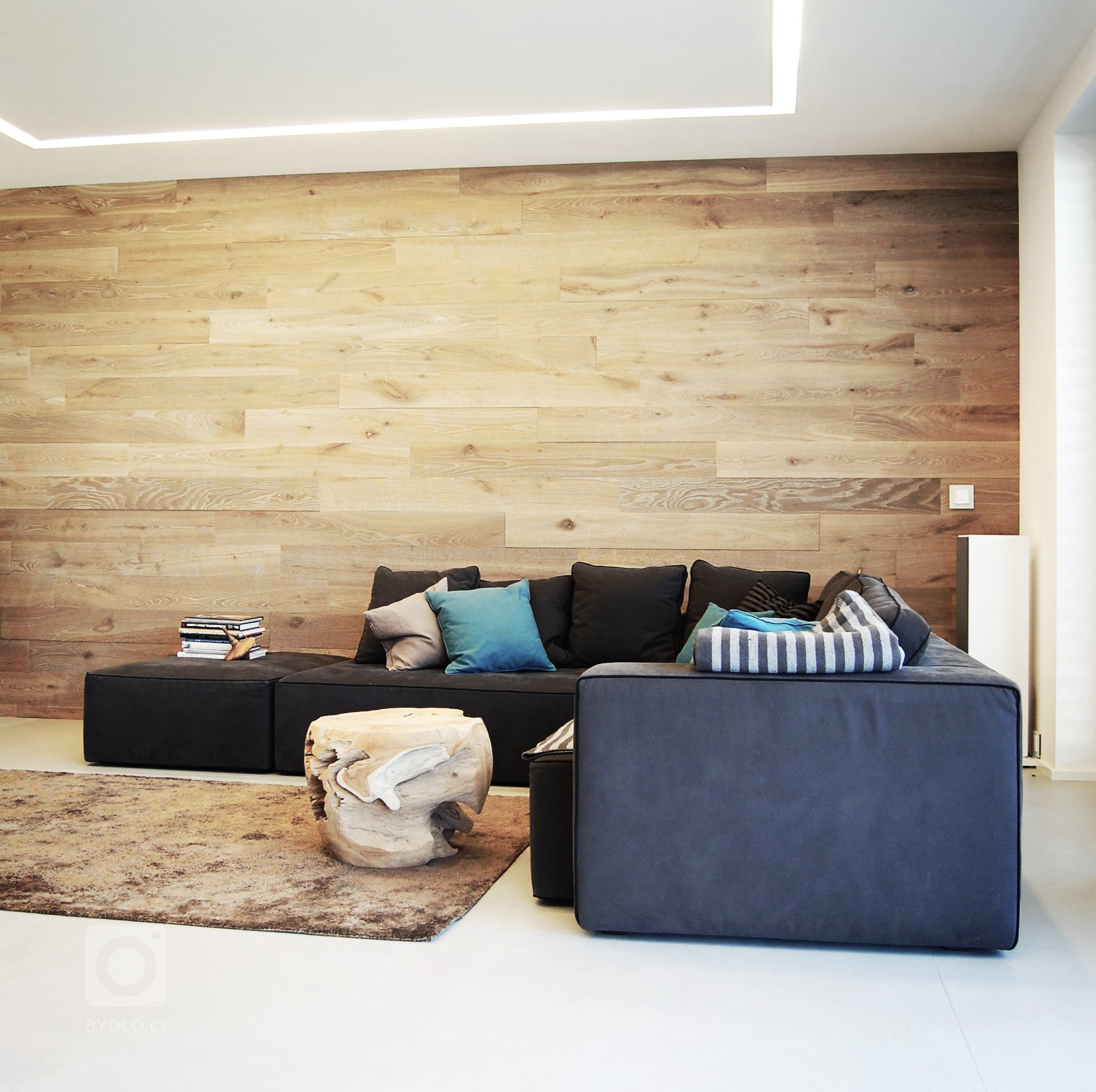 Příprava interiéru a&nbsp;jeho následné provedení bylo řešeno již v raných začátcích výstavby domu. Interiér drží jednotnou minimalistickou linii, která&nbsp…