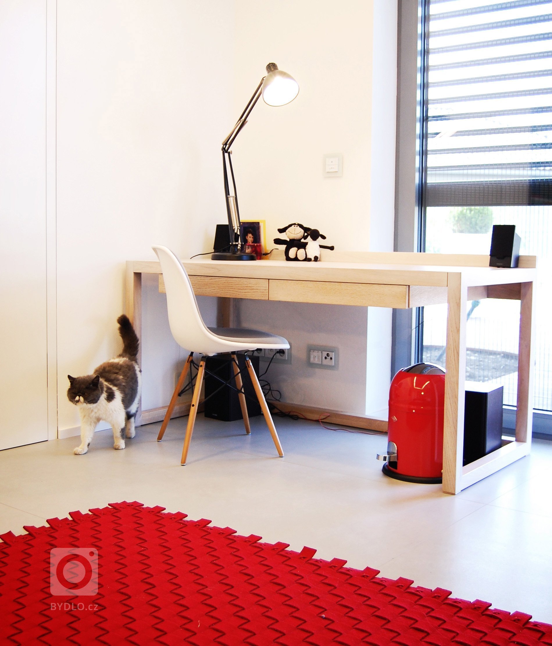 Příprava interiéru a&nbsp;jeho následné provedení bylo řešeno již v raných začátcích výstavby domu. Interiér drží jednotnou minimalistickou linii, která&nbsp…