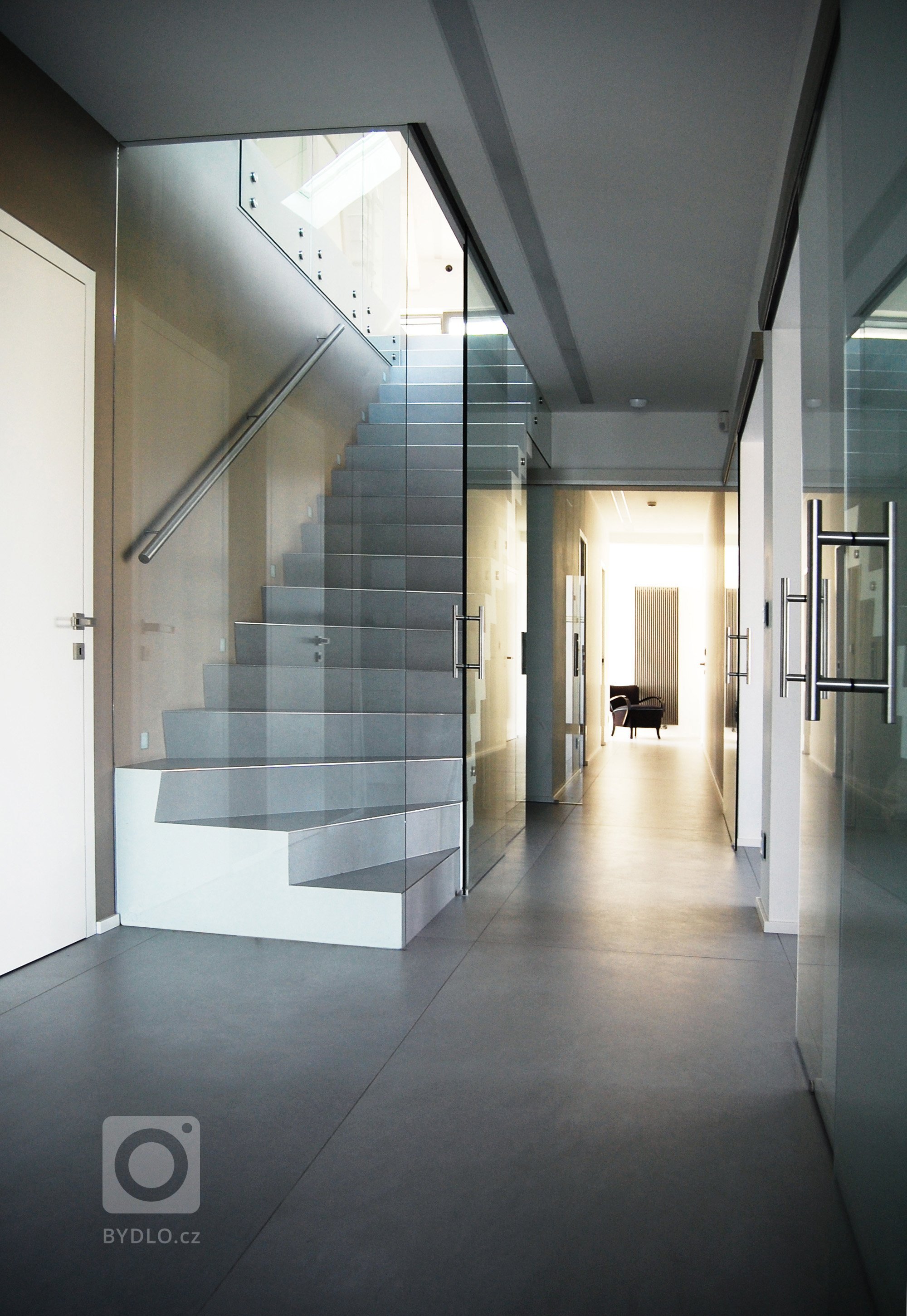 Příprava interiéru a&nbsp;jeho následné provedení bylo řešeno již v raných začátcích výstavby domu. Interiér drží jednotnou minimalistickou linii, která&nbsp…