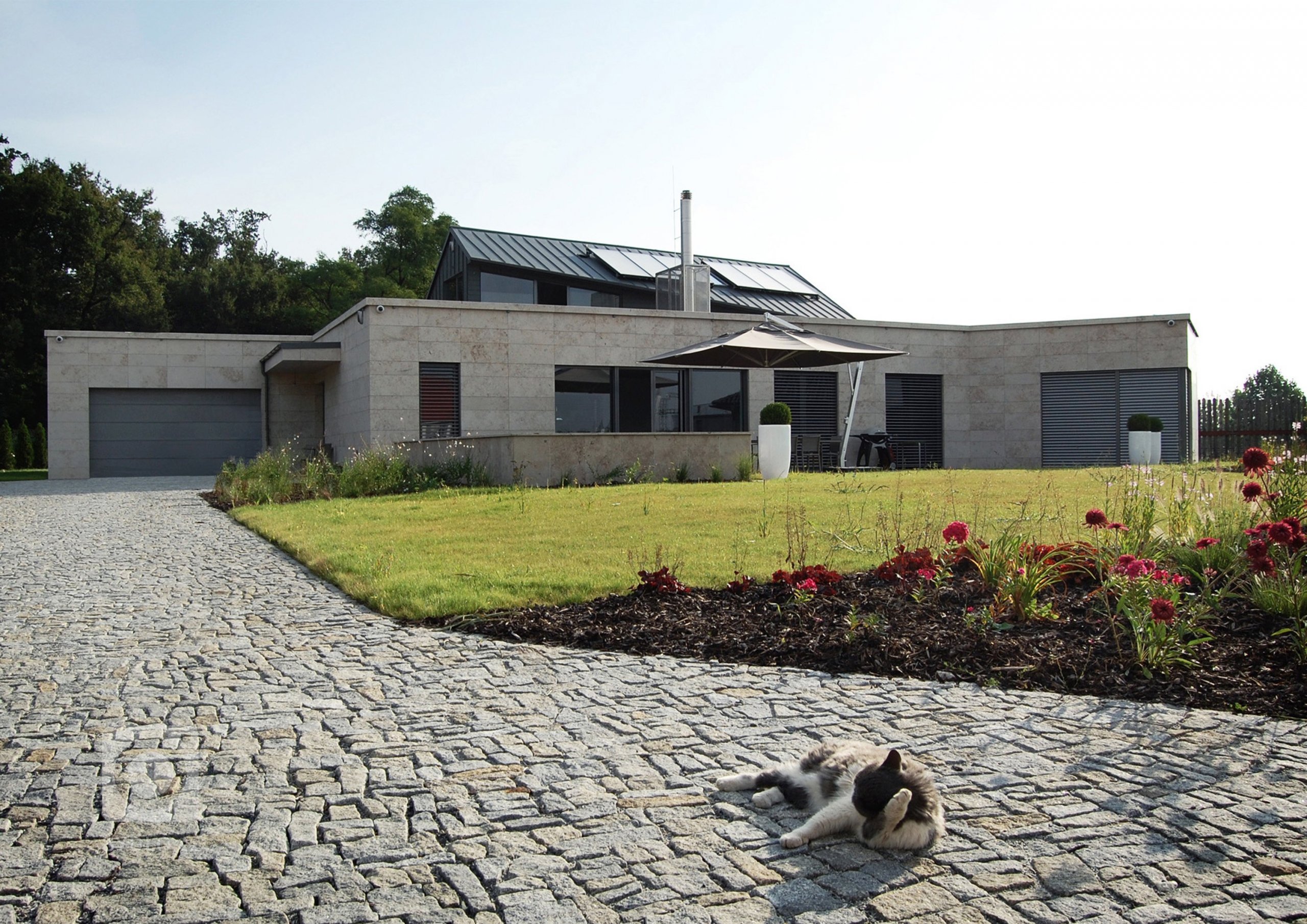 Příprava interiéru a&nbsp;jeho následné provedení bylo řešeno již v raných začátcích výstavby domu. Interiér drží jednotnou minimalistickou linii, která&nbsp…