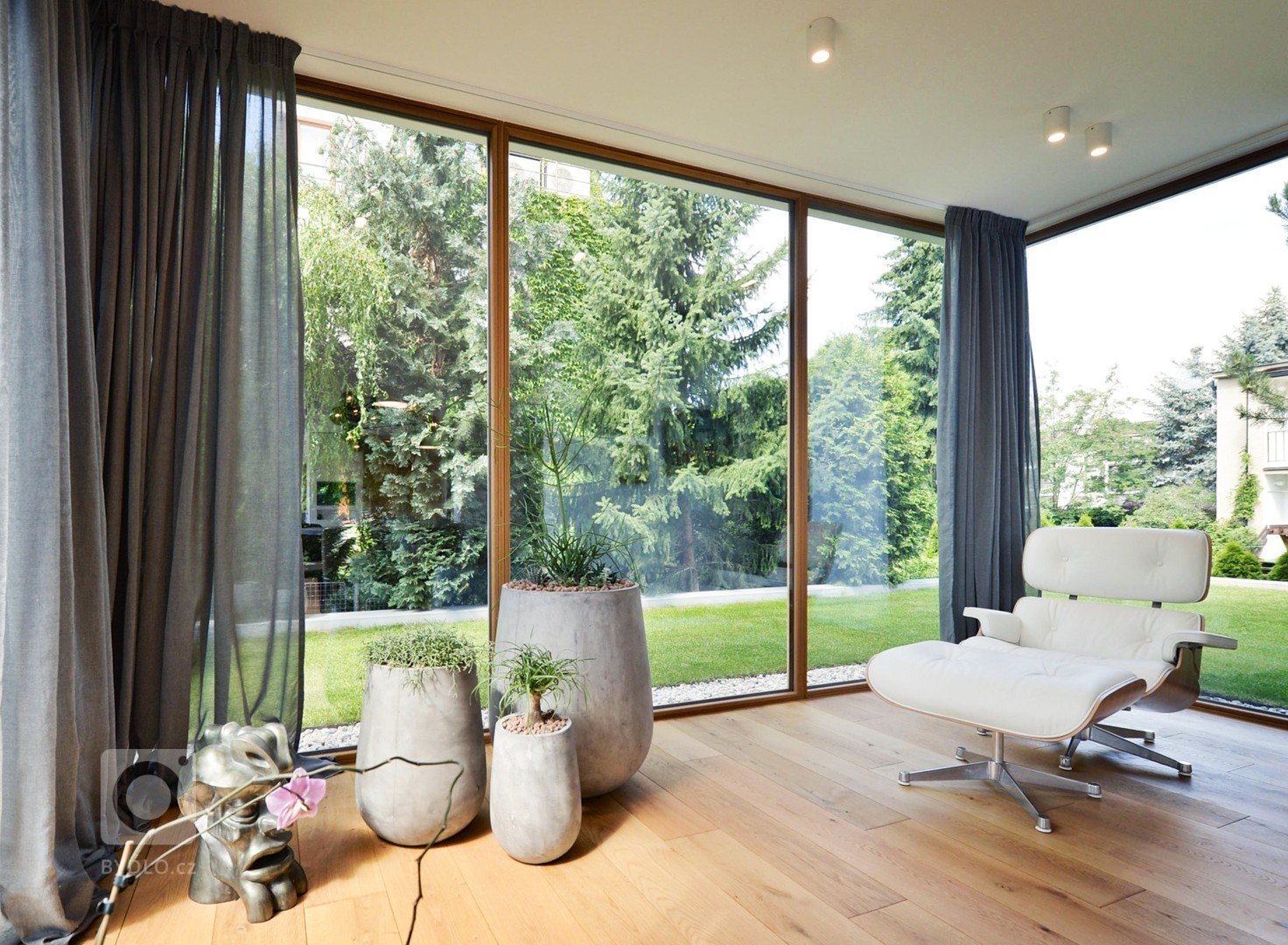 Návrh interiéru jedinečné funkcionalistické vily. Kouzlu takového domu architekt snadno podlehne, práce se tak stala výzvou.

Vila již dříve prodělala drobné…