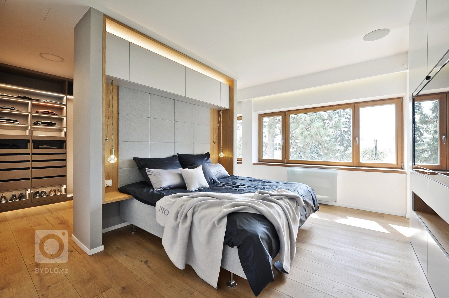 Návrh interiéru jedinečné funkcionalistické vily. Kouzlu takového domu architekt snadno podlehne, práce se tak stala výzvou.

Vila již dříve prodělala drobné…