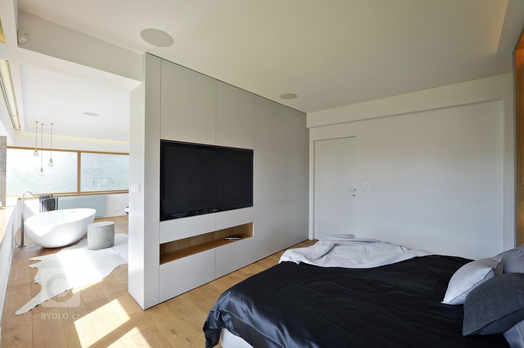 Návrh interiéru jedinečné funkcionalistické vily. Kouzlu takového domu architekt snadno podlehne, práce se tak stala výzvou.

Vila již dříve prodělala drobné…