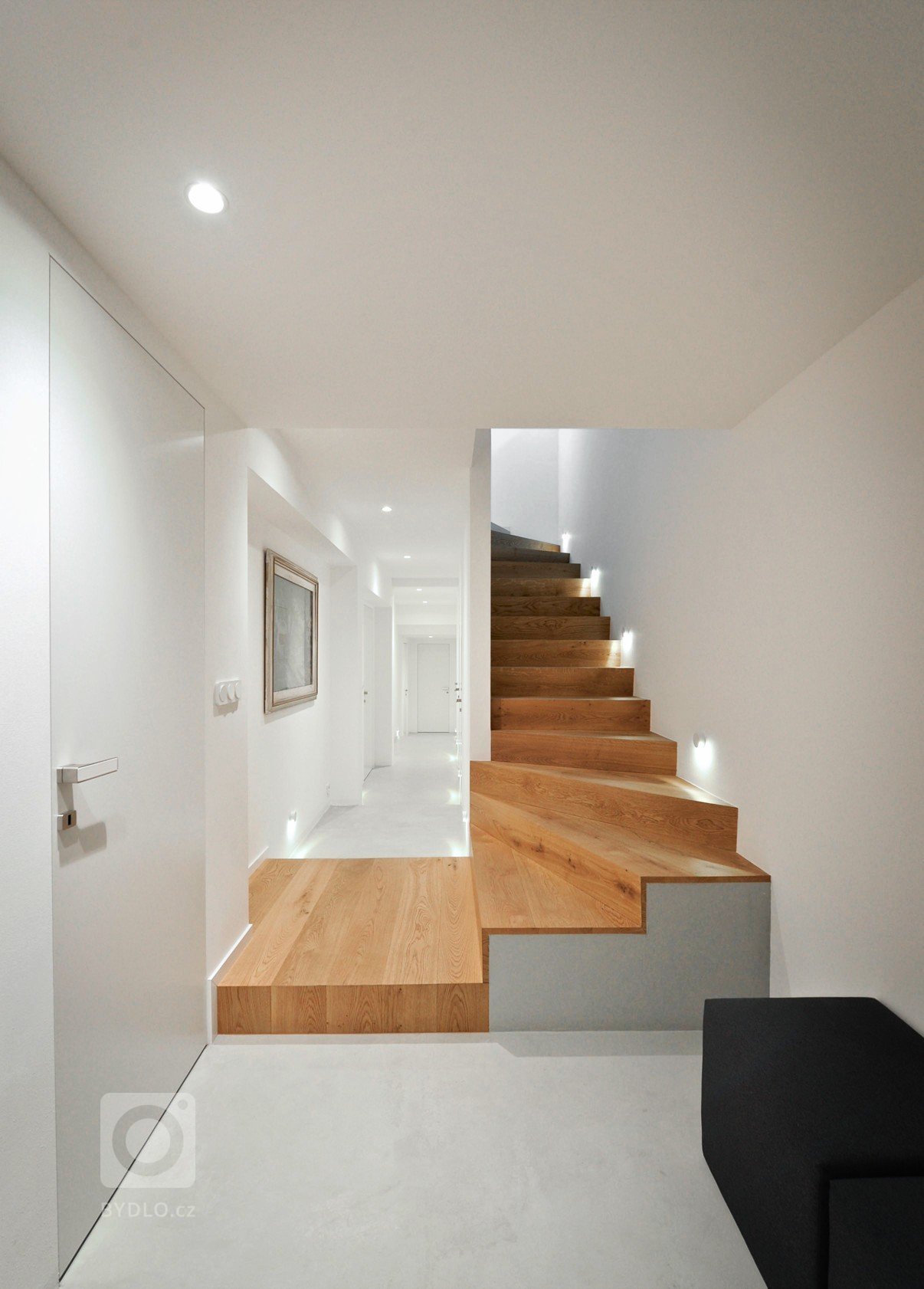 Návrh interiéru jedinečné funkcionalistické vily. Kouzlu takového domu architekt snadno podlehne, práce se tak stala výzvou.

Vila již dříve prodělala drobné…