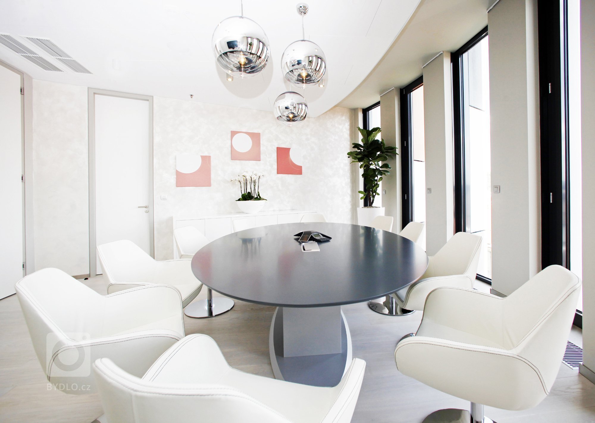 Návrh interiéru kanceláře a zasedací místnosti generálního ředitele ČPP v Karlíně.&nbsp;
