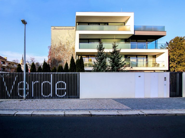 Rezidenční projekt v Pražské Bubenči navržený ve spoluprácí s architektem Martinem Sladkým.&nbsp; Moderní vilu tvoří 2 prolnuté kvádry. První je celoprosklený…