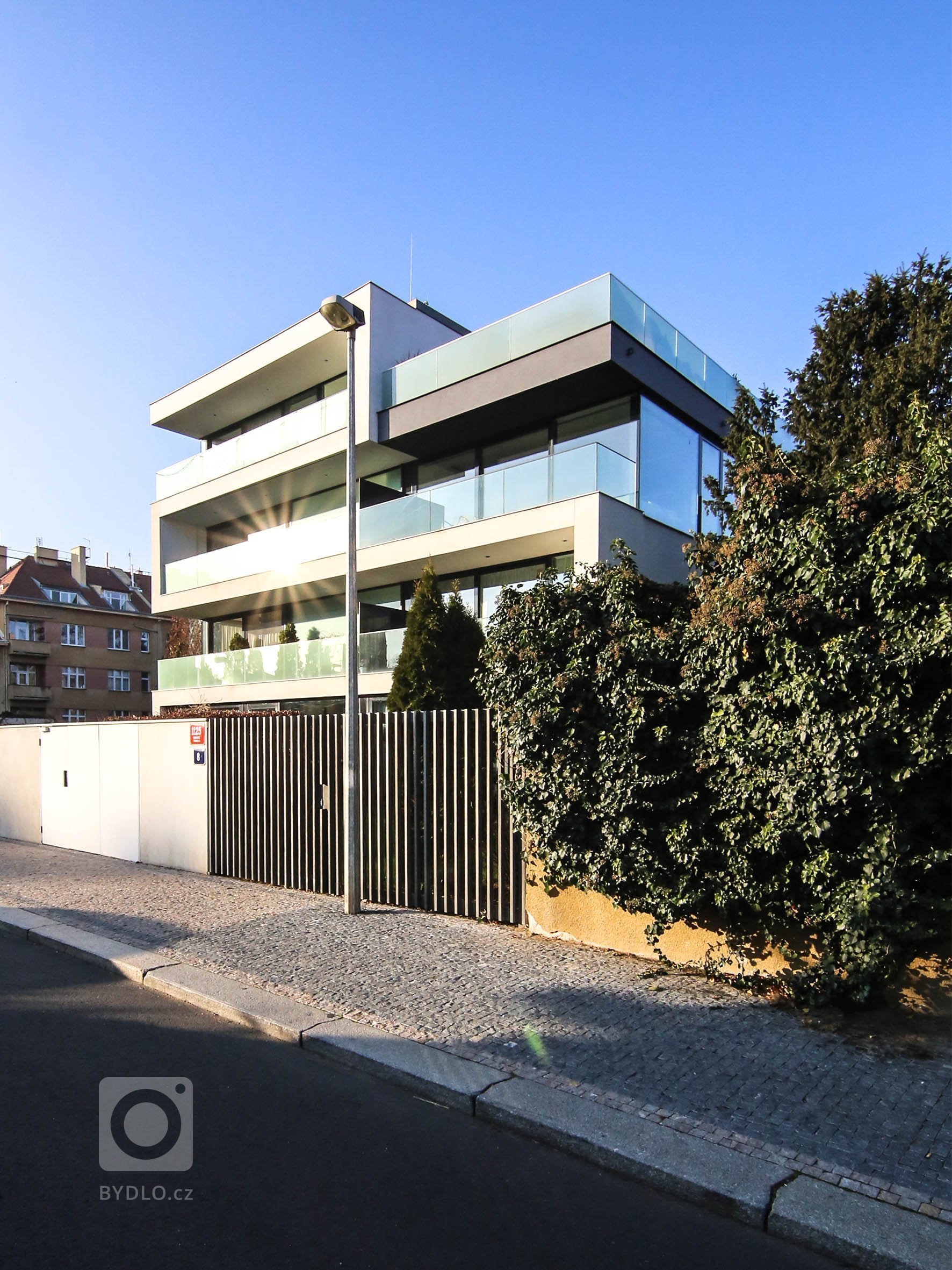 Rezidenční projekt v Pražské Bubenči navržený ve spoluprácí s architektem Martinem Sladkým.&nbsp; Moderní vilu tvoří 2 prolnuté kvádry. První je celoprosklený…