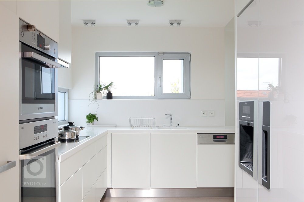 Světlý čistý a vzduný interiér vily na Bílé Hoře
