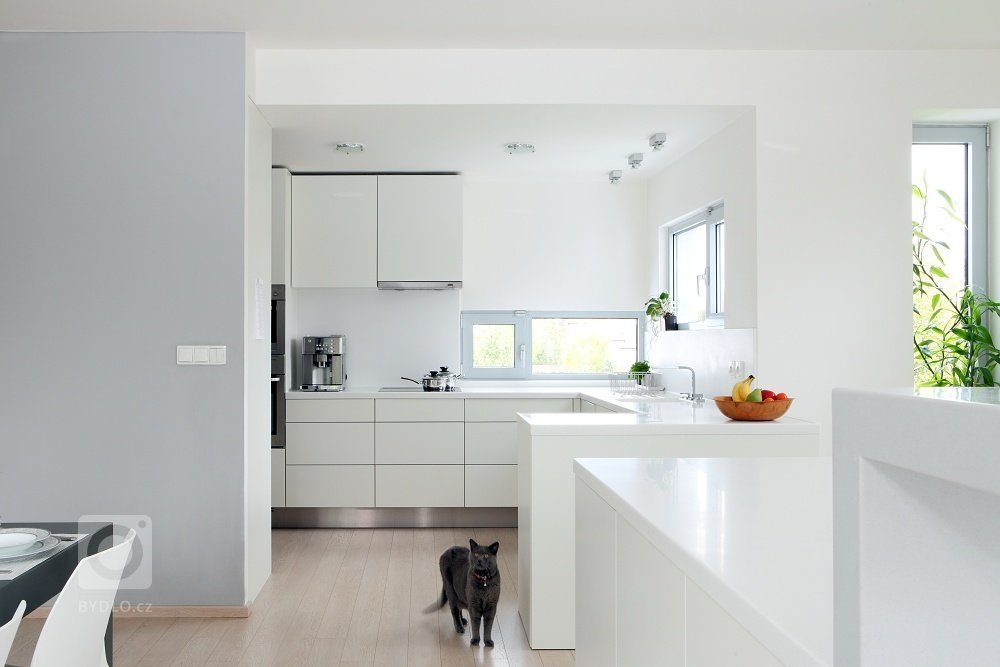 Světlý čistý a vzduný interiér vily na Bílé Hoře

