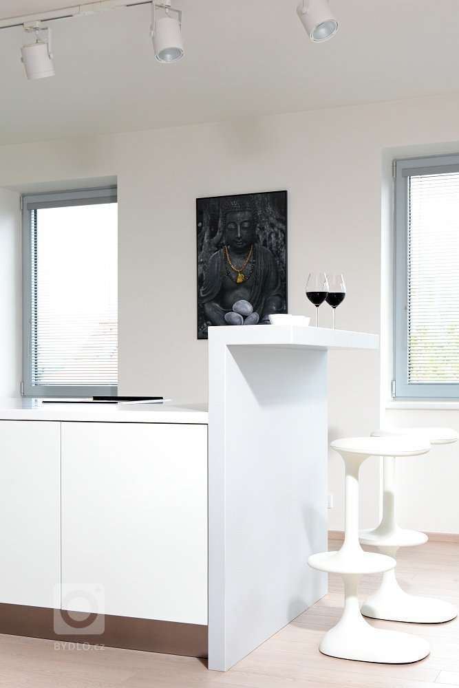 Světlý čistý a vzduný interiér vily na Bílé Hoře
