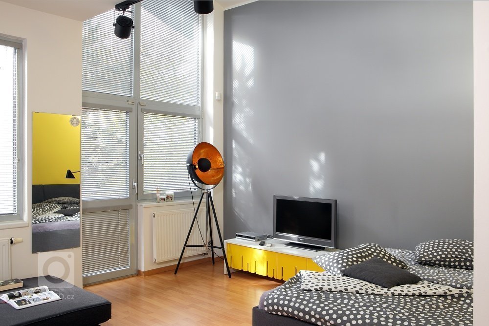 Světlý čistý a vzduný interiér vily na Bílé Hoře
