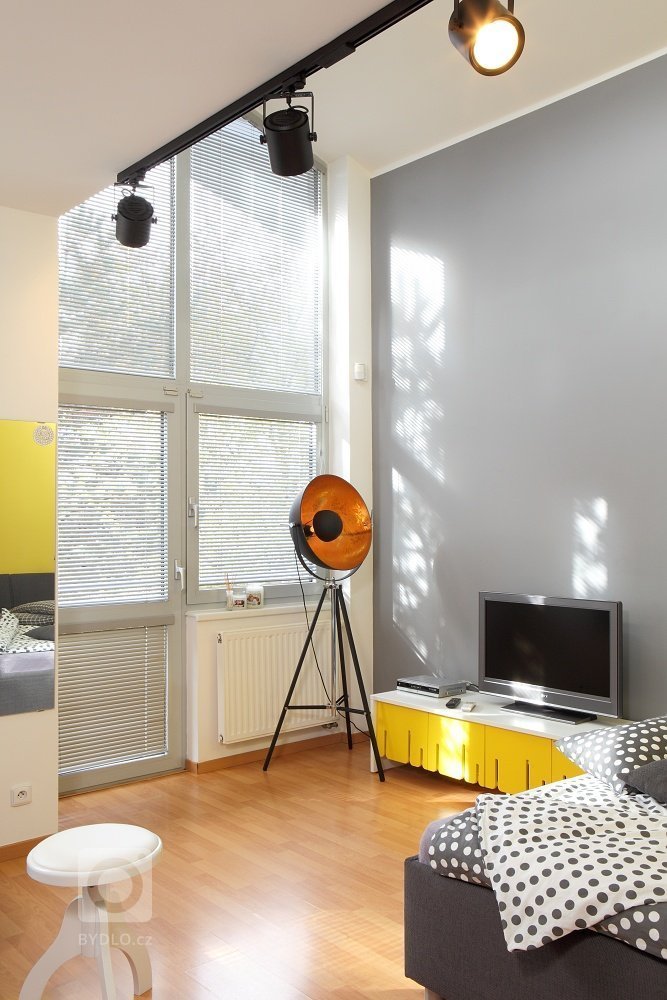 Světlý čistý a vzduný interiér vily na Bílé Hoře
