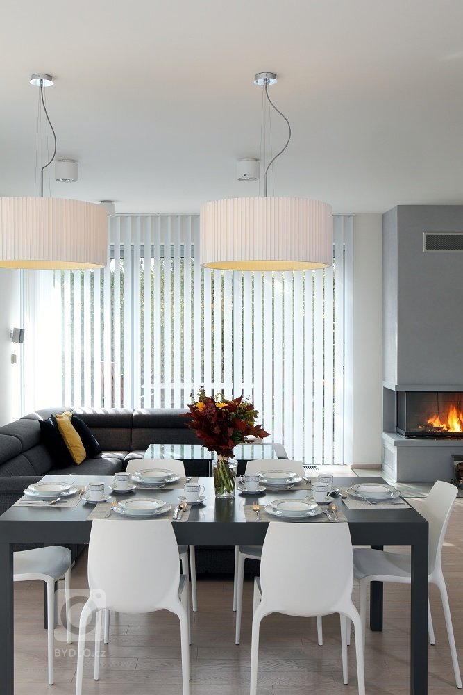 Světlý čistý a vzduný interiér vily na Bílé Hoře
