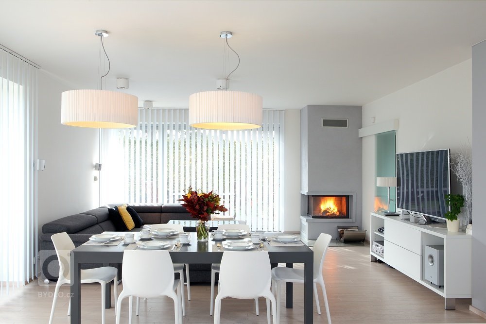 Světlý čistý a vzduný interiér vily na Bílé Hoře
