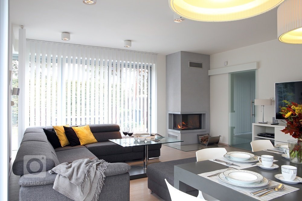 Světlý čistý a vzduný interiér vily na Bílé Hoře
