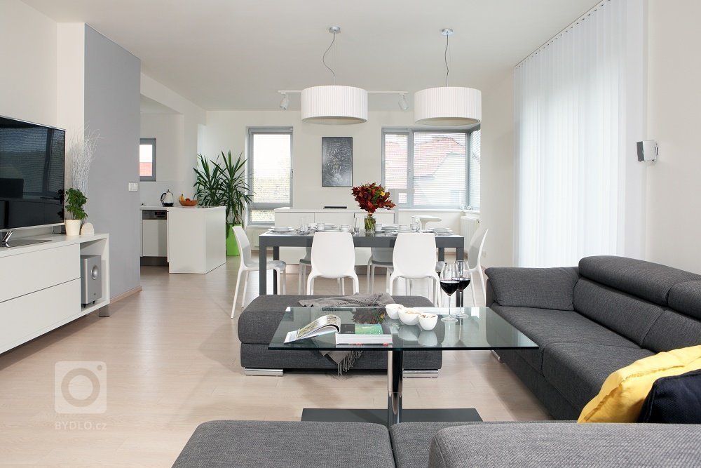 Světlý čistý a vzduný interiér vily na Bílé Hoře
